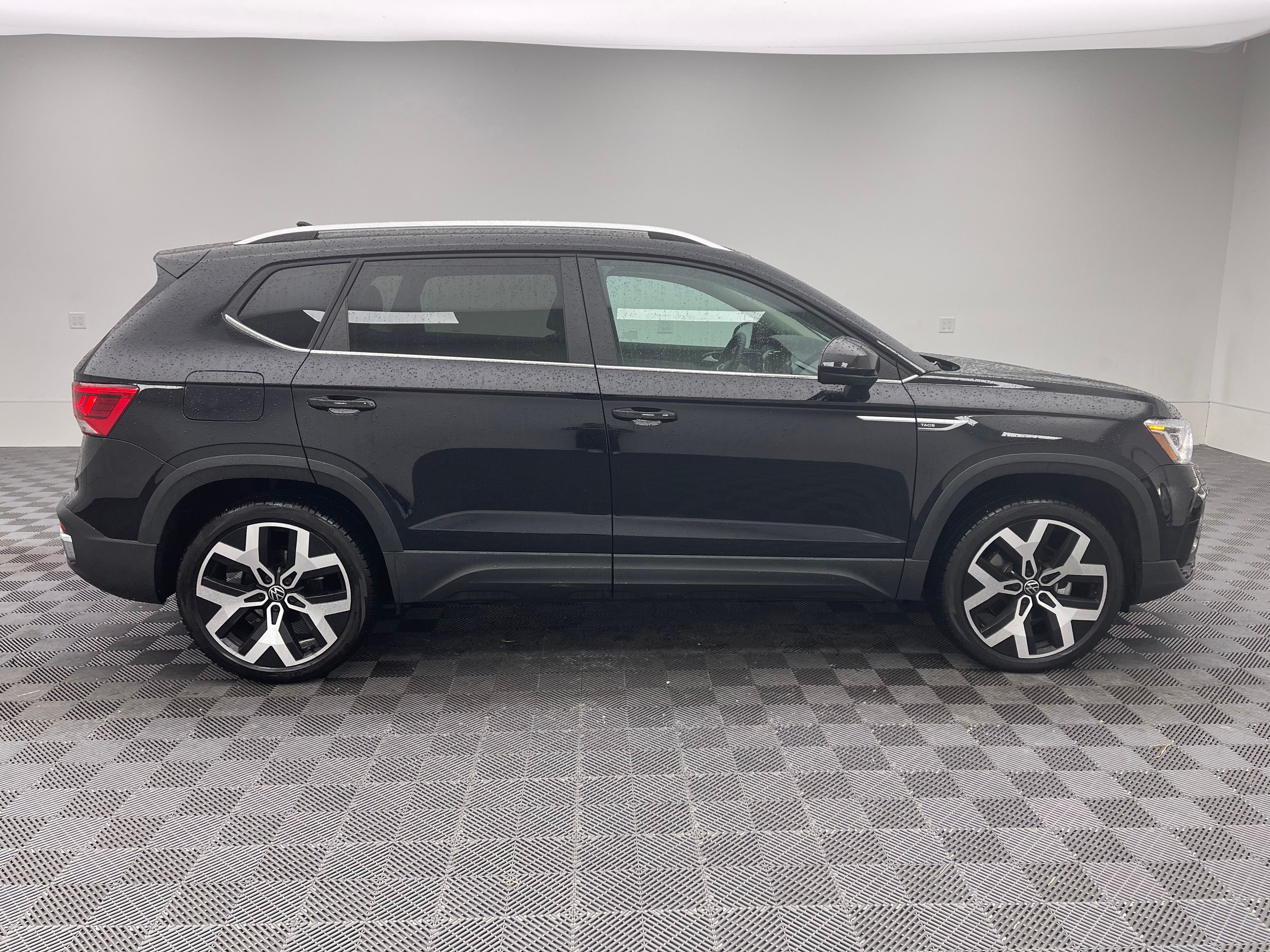 Used 2022 Deep Black Pearl Volkswagen 1.5T SEL image 7