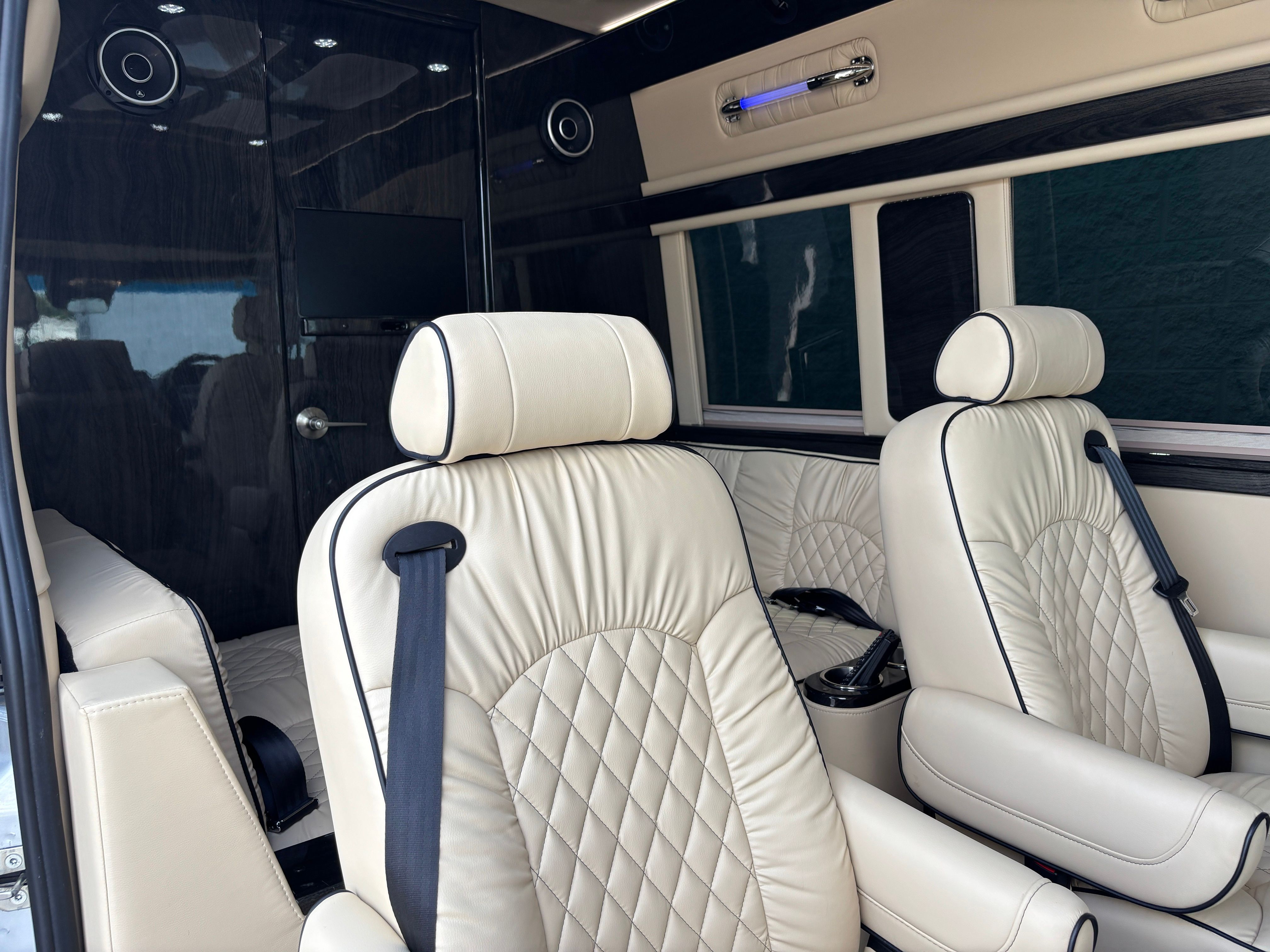 Used 2021 Silver Mercedes-Benz Midwest Luxe Cruiser image 51