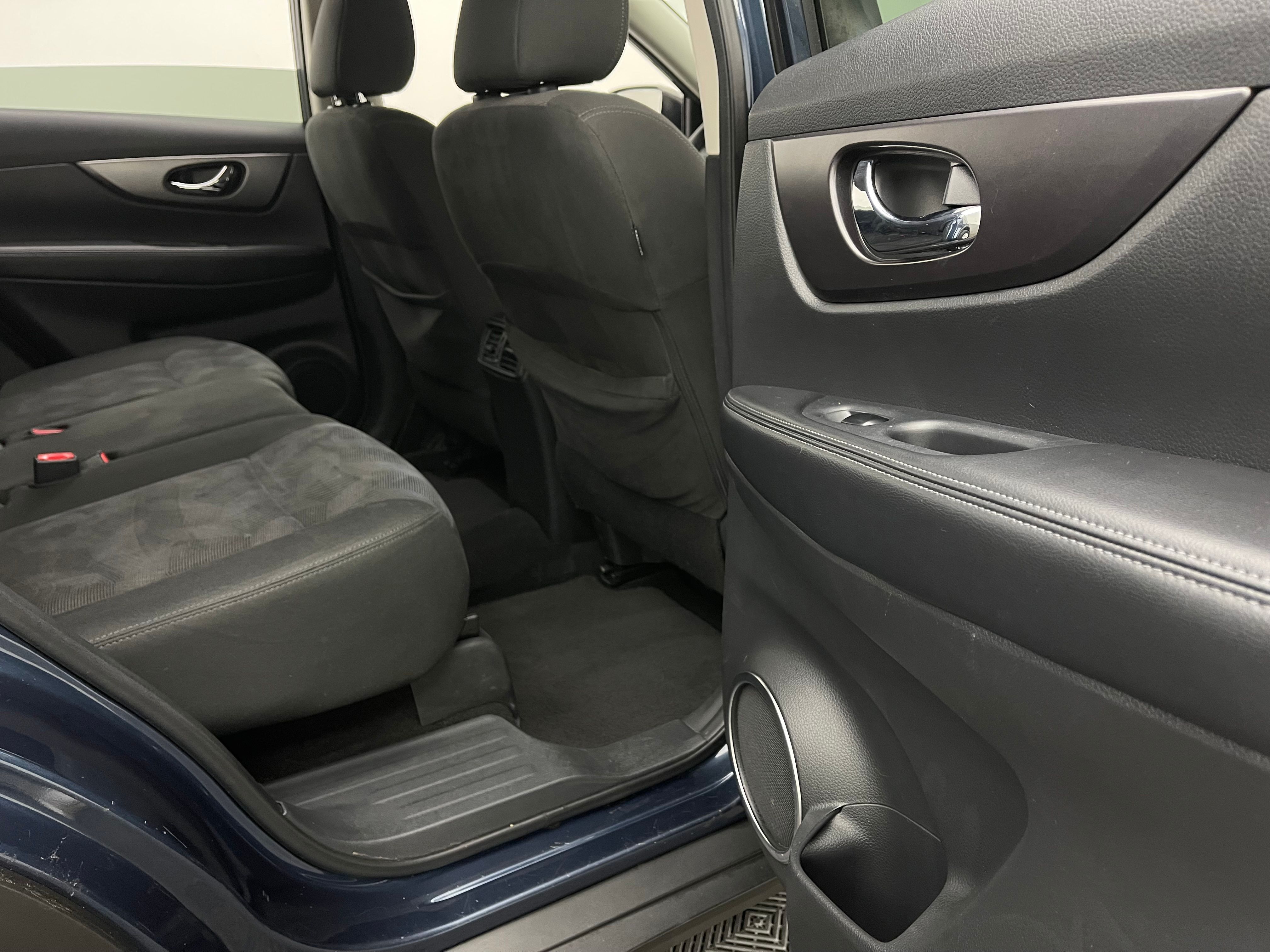 Used 2016 Arctic Blue Metallic Nissan SV image 32