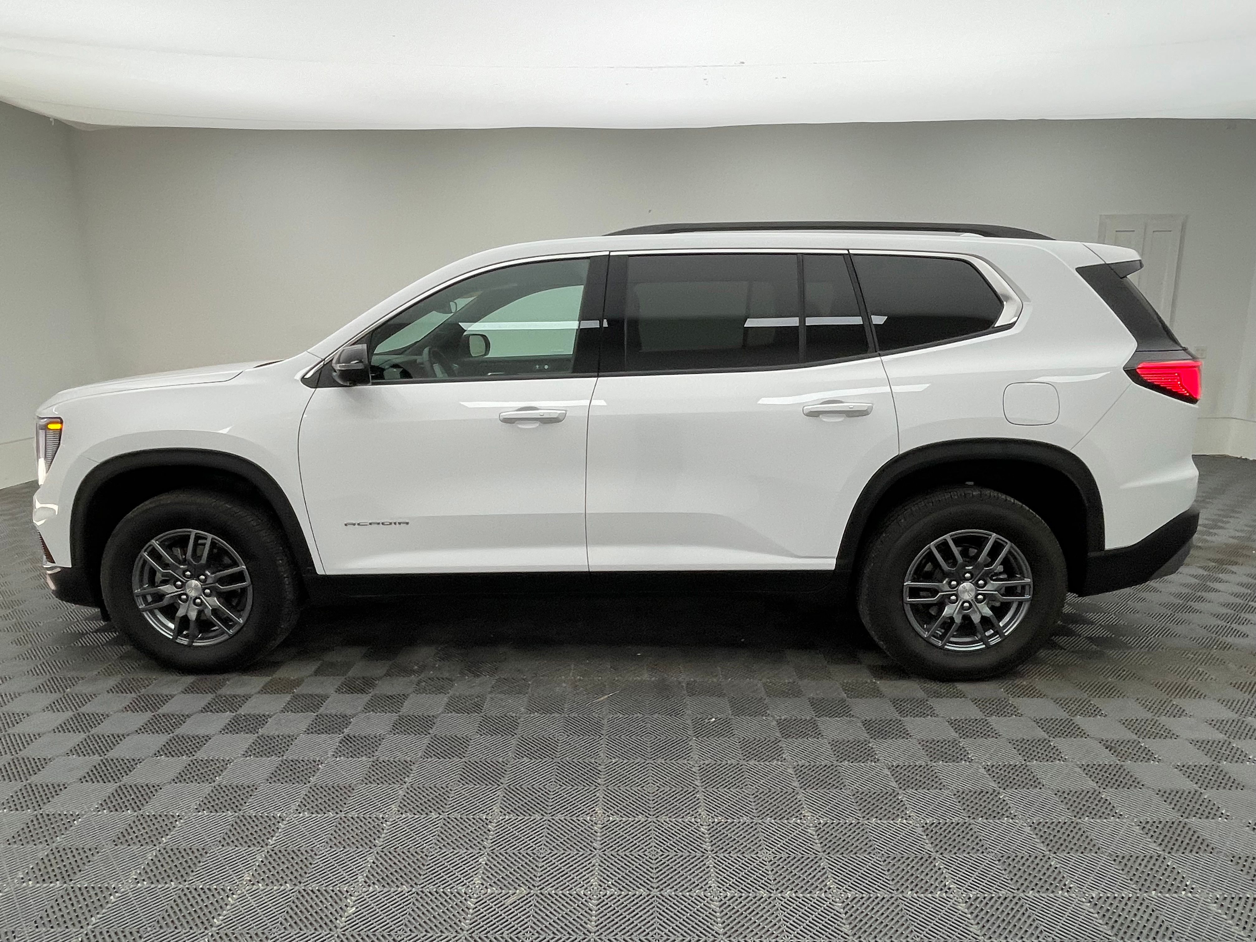 Used 2025 Summit White GMC Elevation image 12