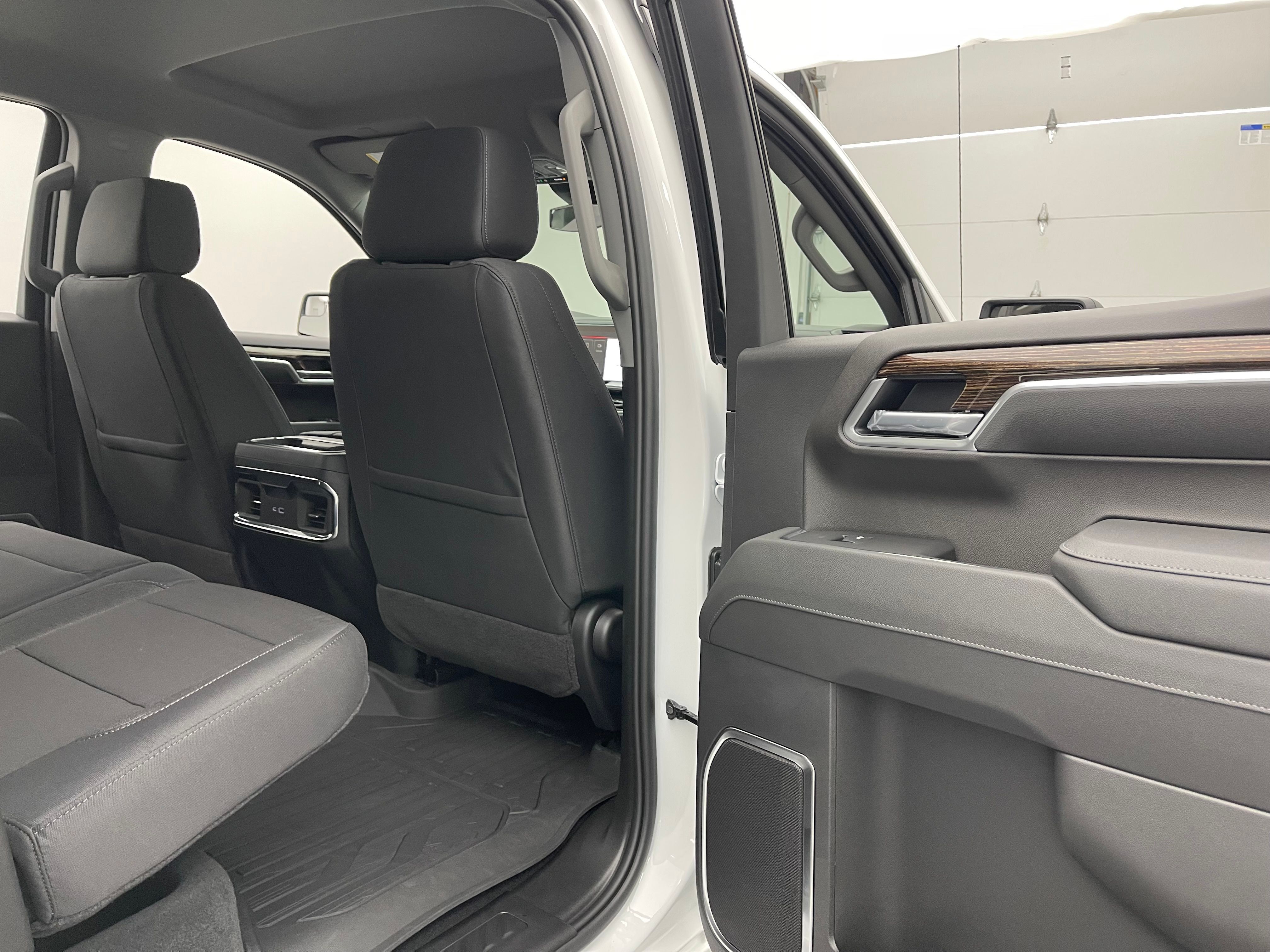New 2026 Summit White GMC Elevation image 33