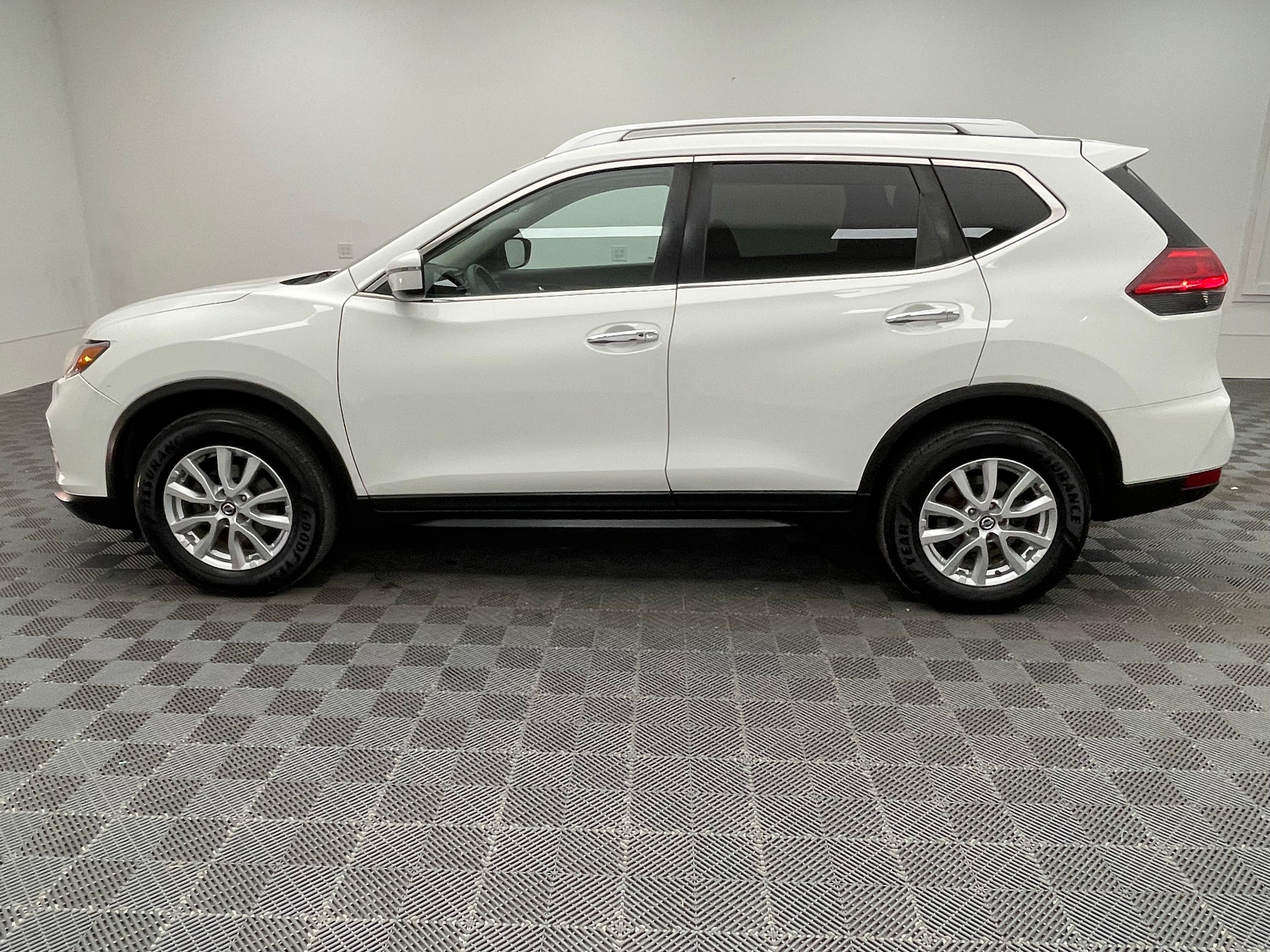 Used 2017 Glacier White Nissan SV image 11