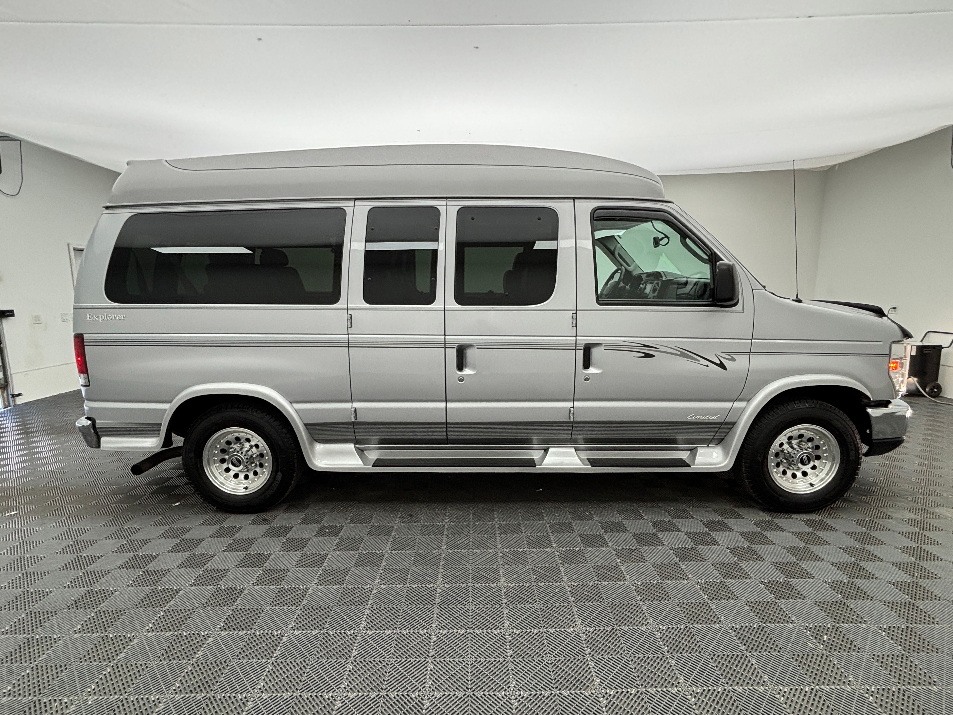 Used 2013 Ingot Silver Ford Explorer Limited SE image 6