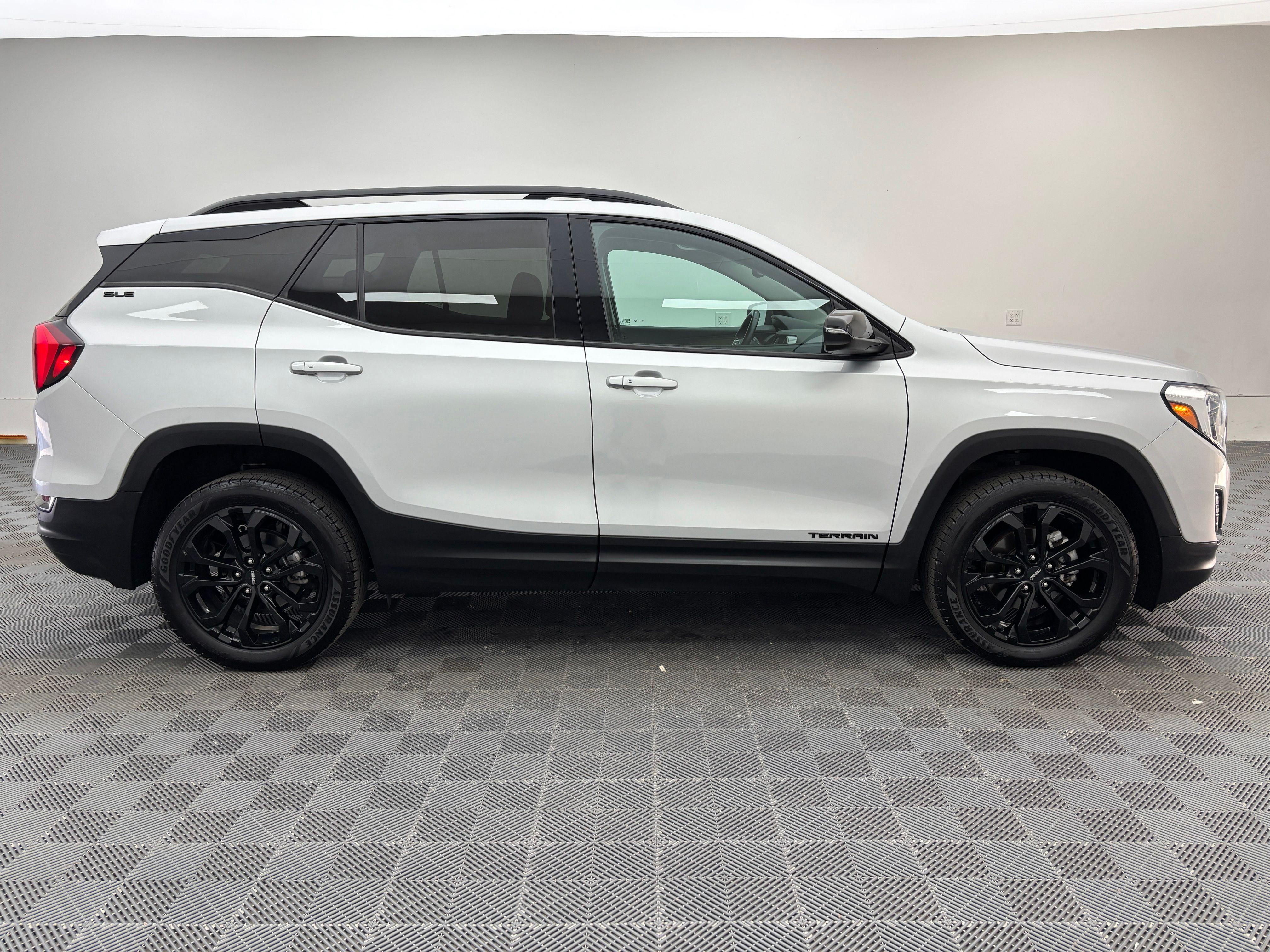 Used 2021 Quicksilver Metallic GMC SLE image 5