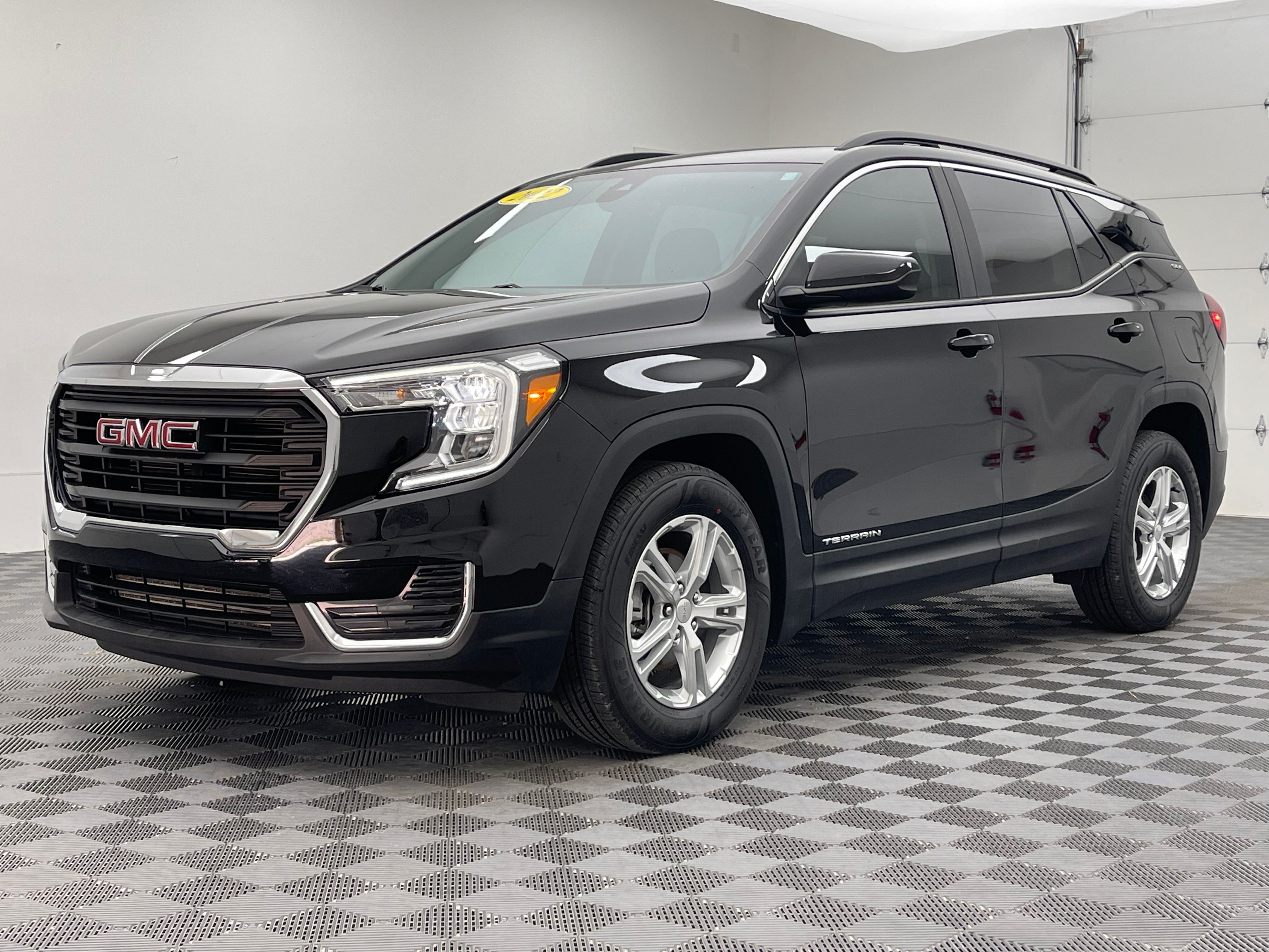 Used 2022 Ebony Twilight Metallic GMC SLE image 2