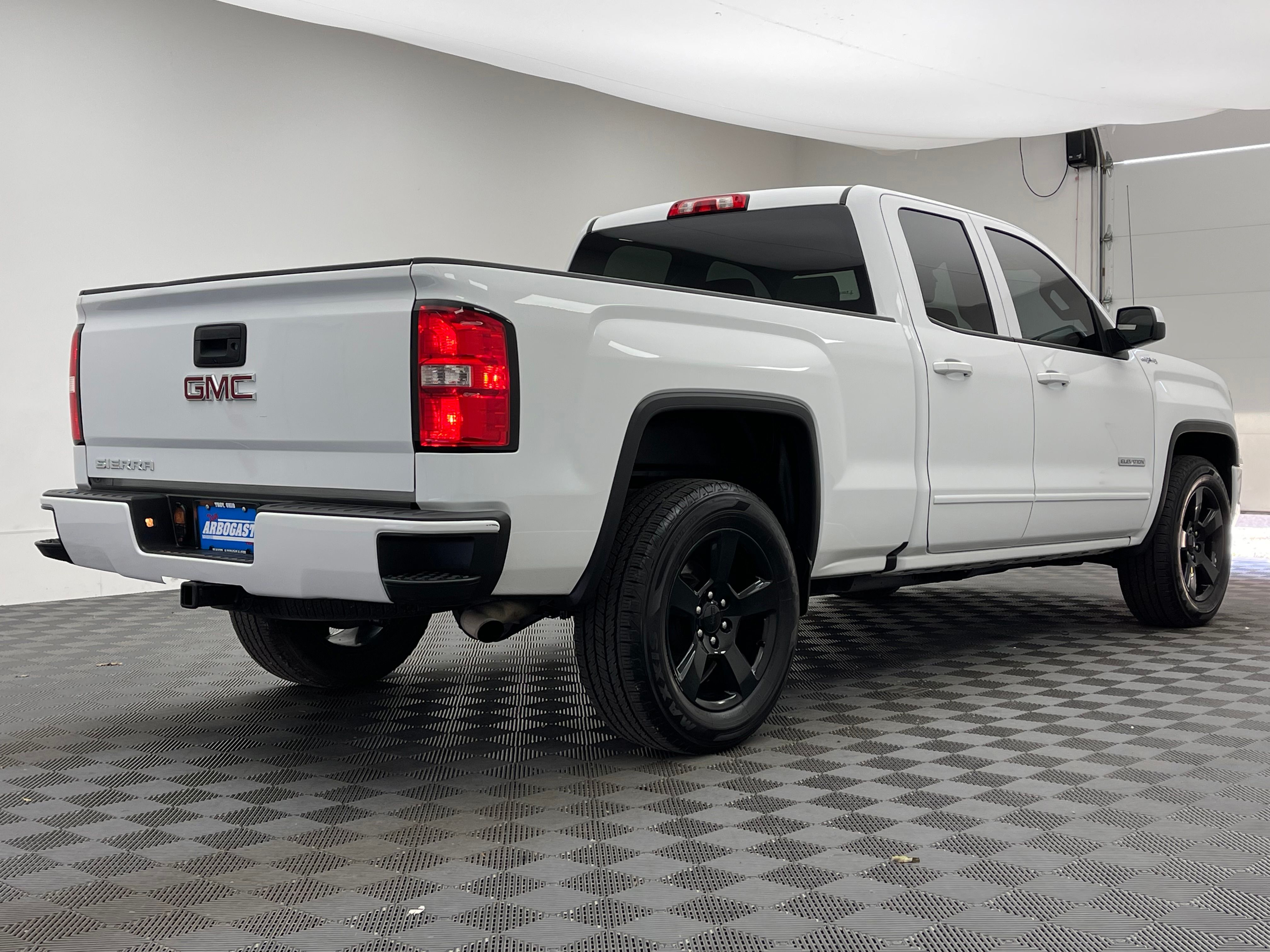 Used 2018 Summit White GMC Base image 6