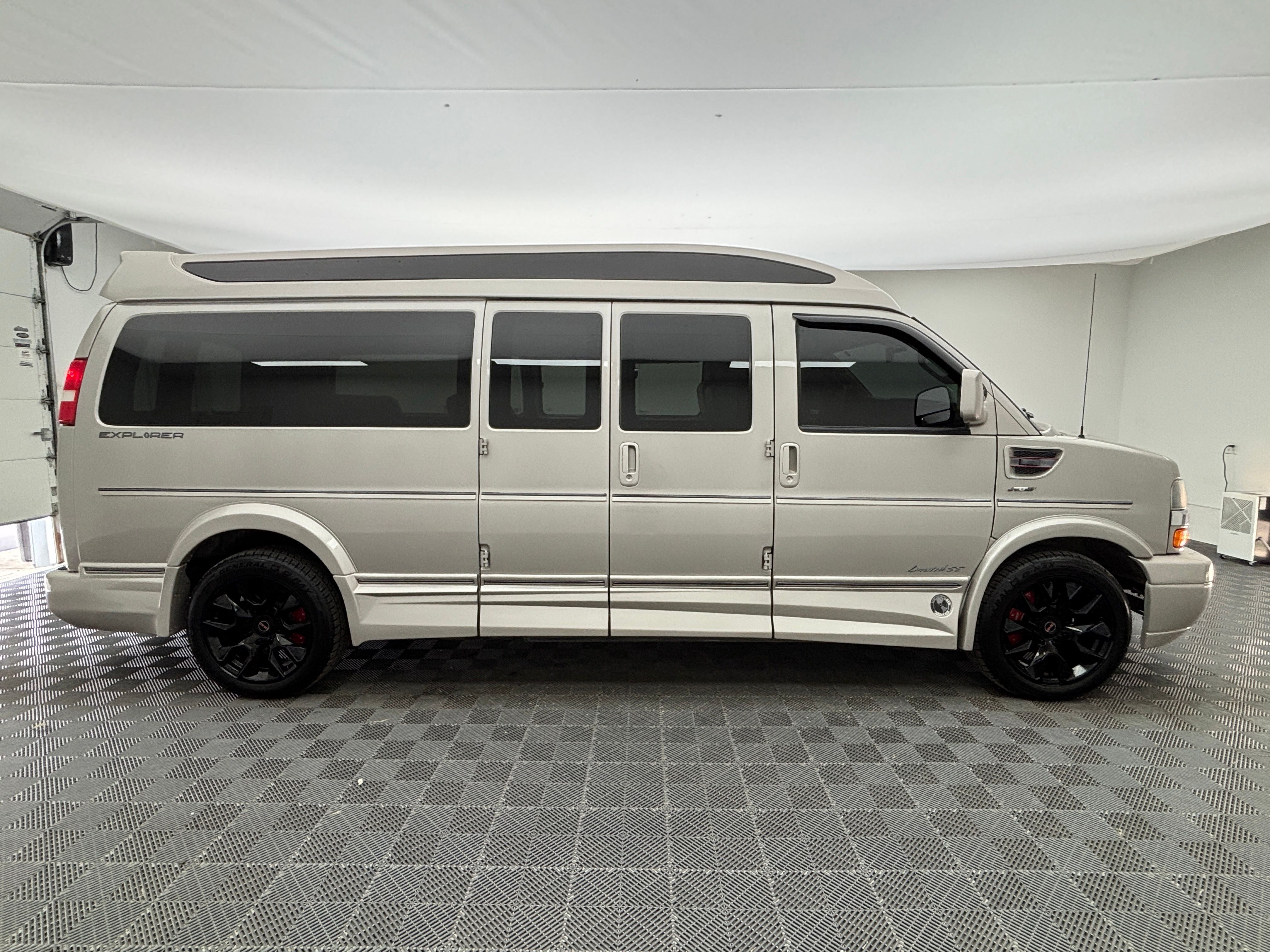 Used 2023 Silver Chevrolet Explorer Limited SE image 6