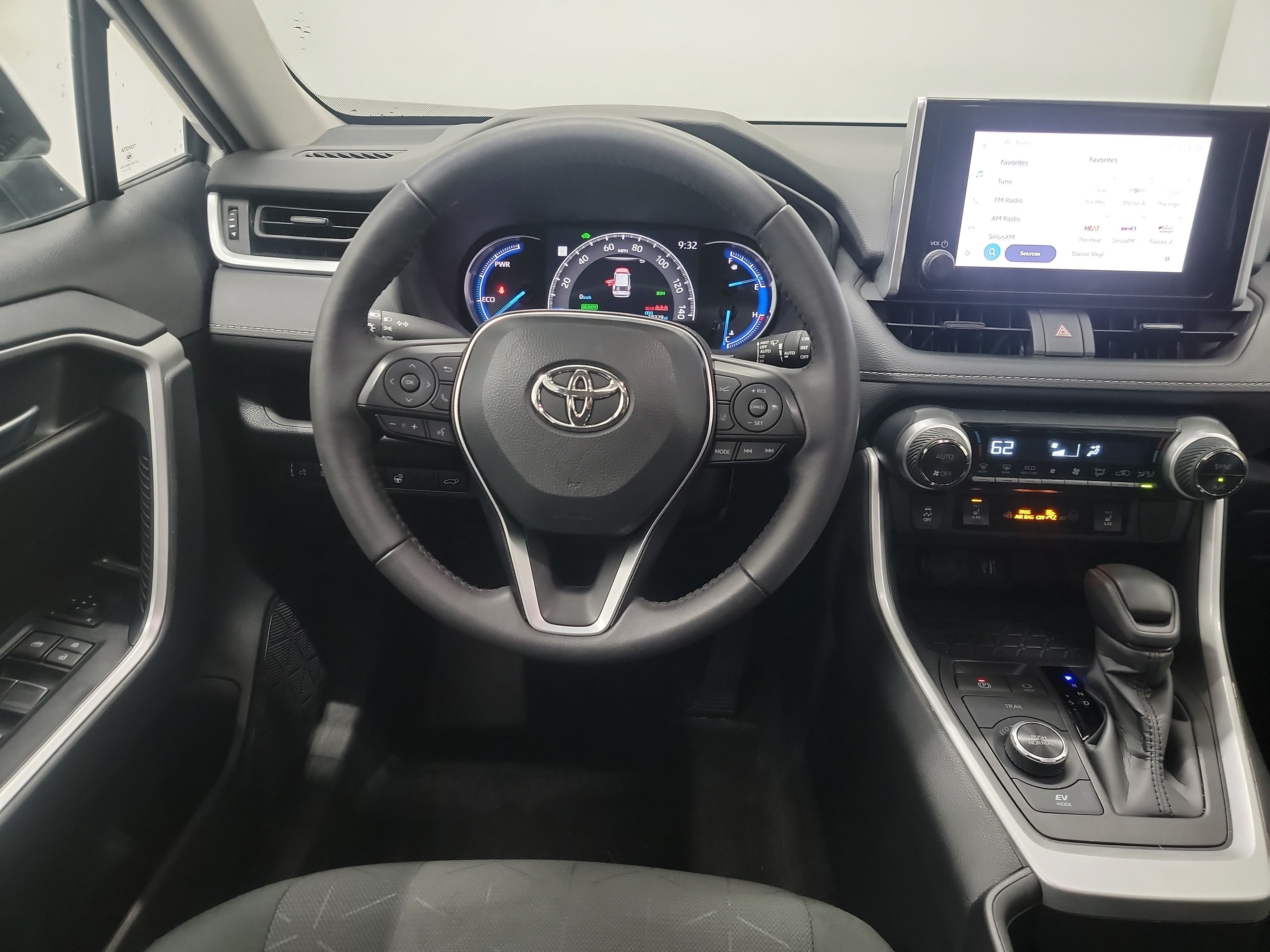 2024 Toyota RAV4 Hybrid XLE photo