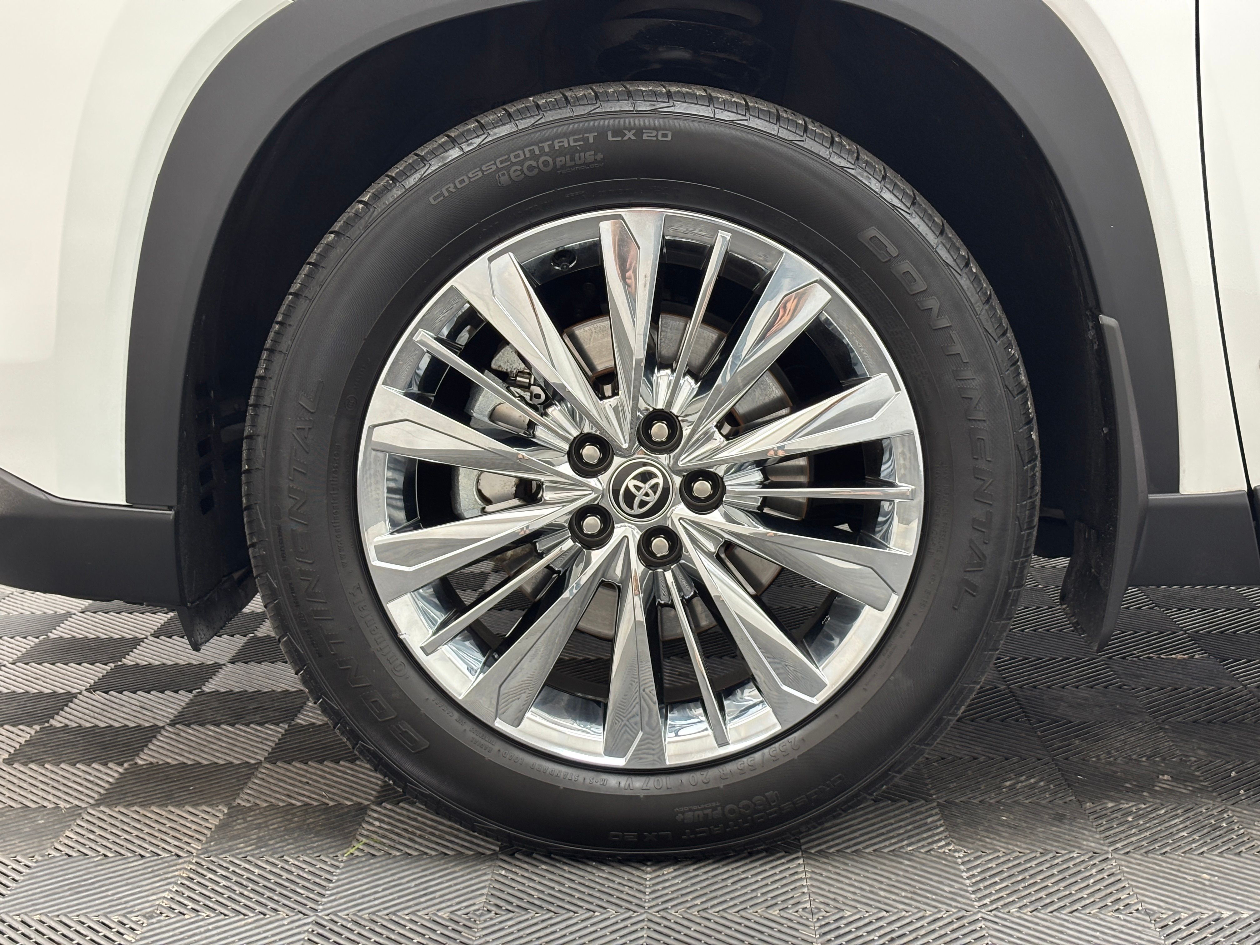 Used 2025 Pearl Toyota Platinum image 17