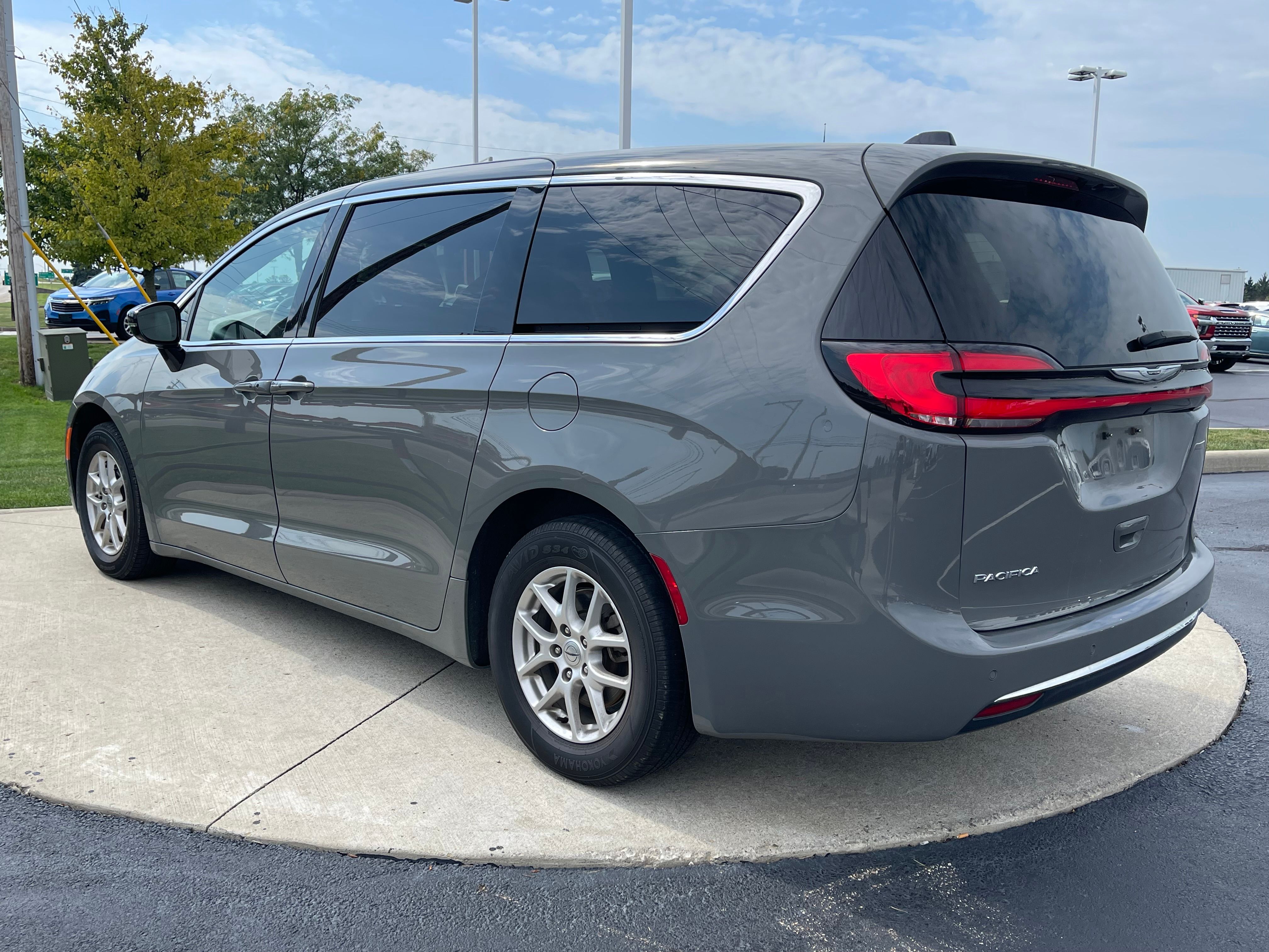 Used 2025 Ceramic Gray Clearcoat Chrysler Select image 5