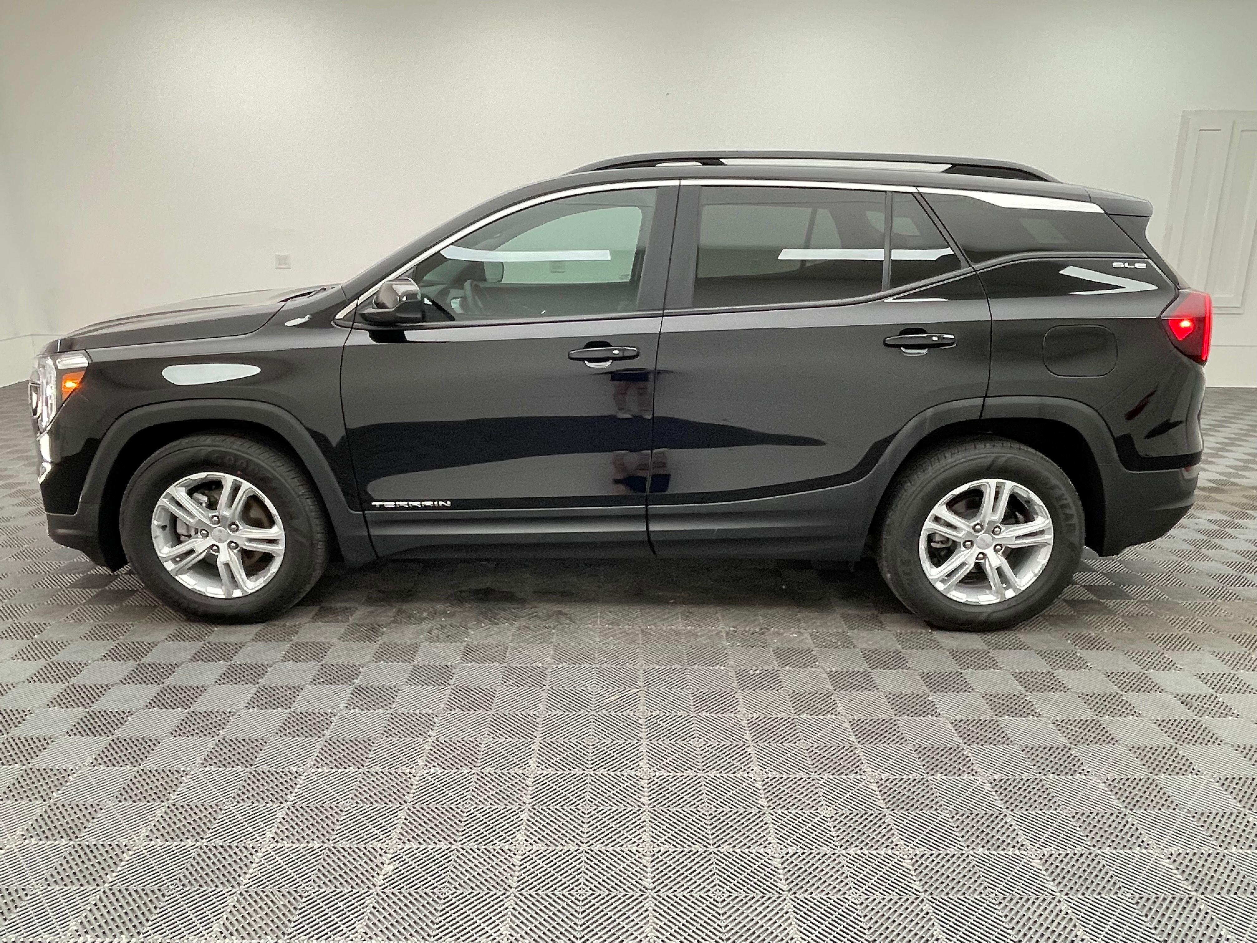 Used 2022 Ebony Twilight Metallic GMC SLE image 11