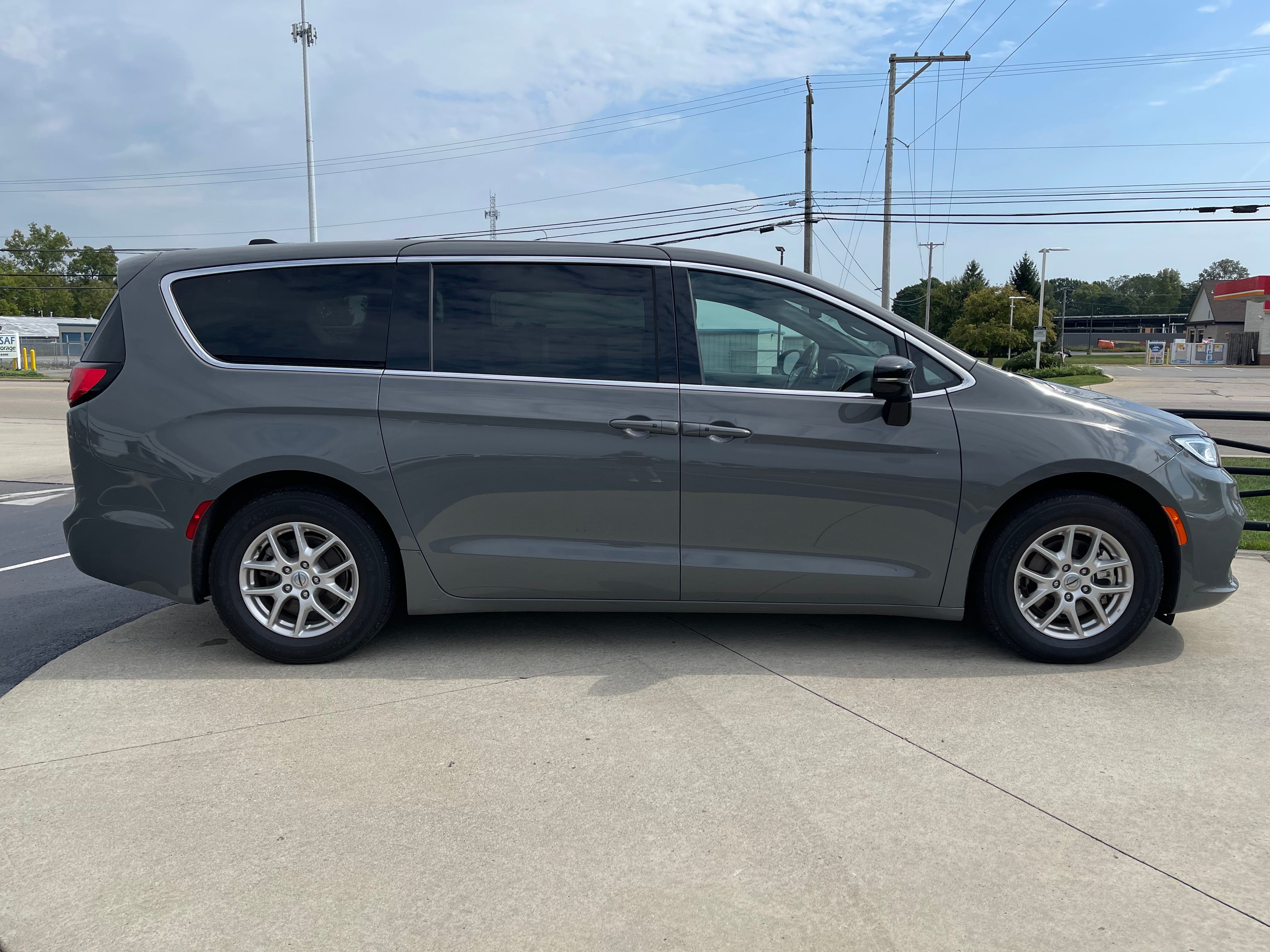 Used 2025 Ceramic Gray Clearcoat Chrysler Select image 8