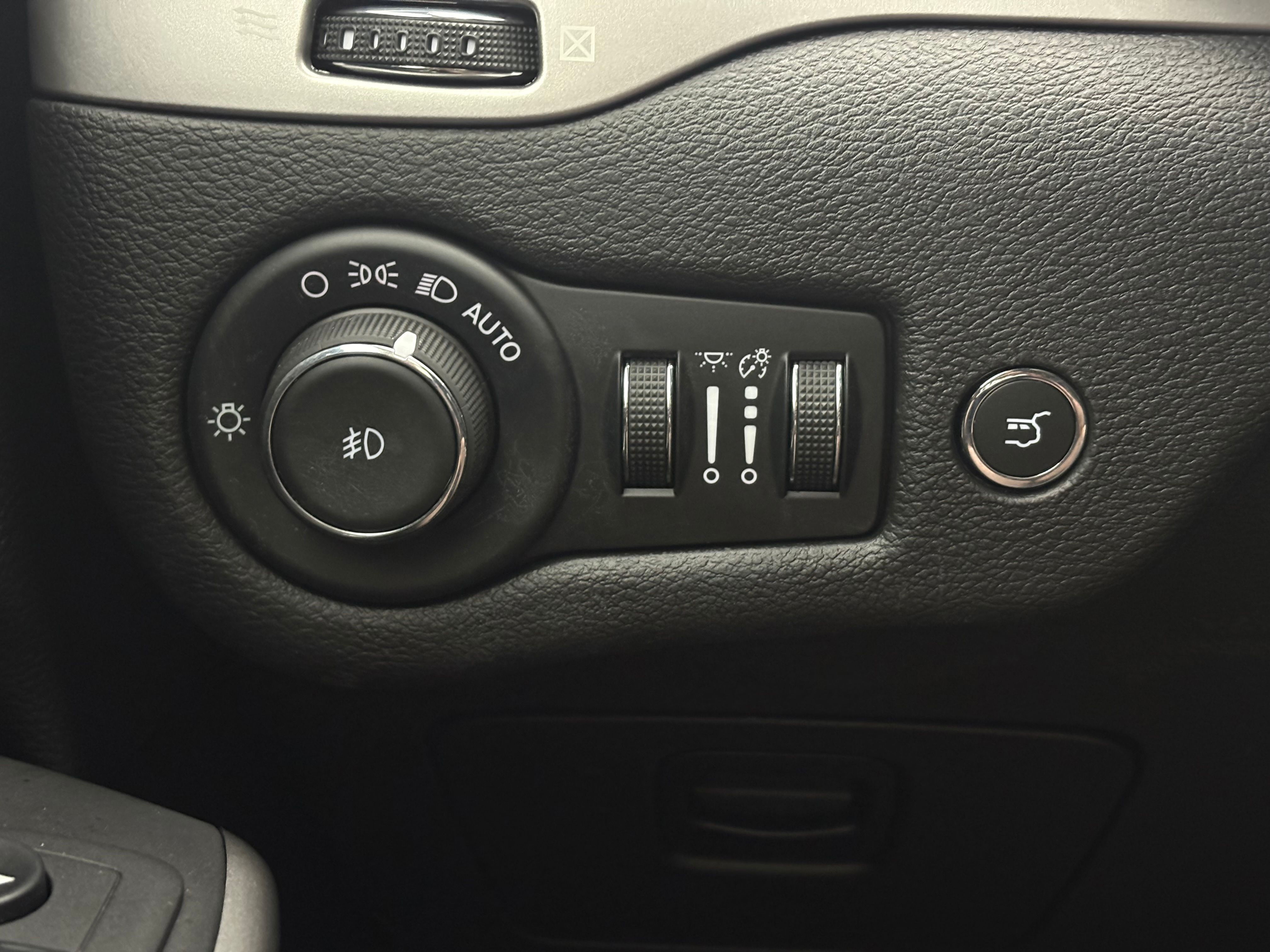 Used 2021 Bright White Clearcoat Jeep Latitude Lux image 23