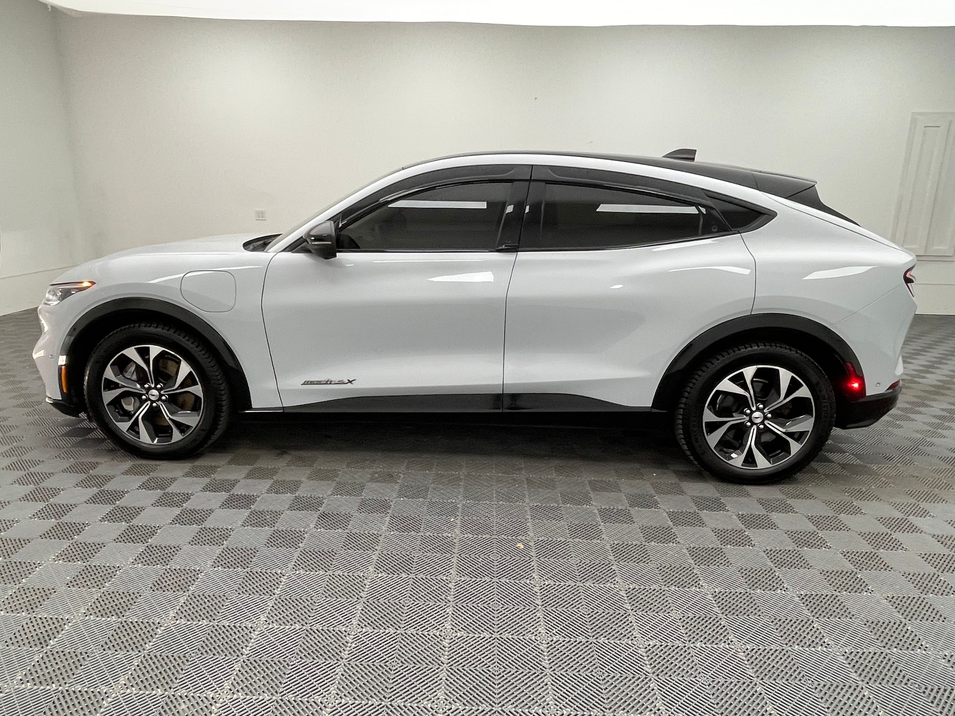 Used 2021 White Metallic Ford Premium image 13