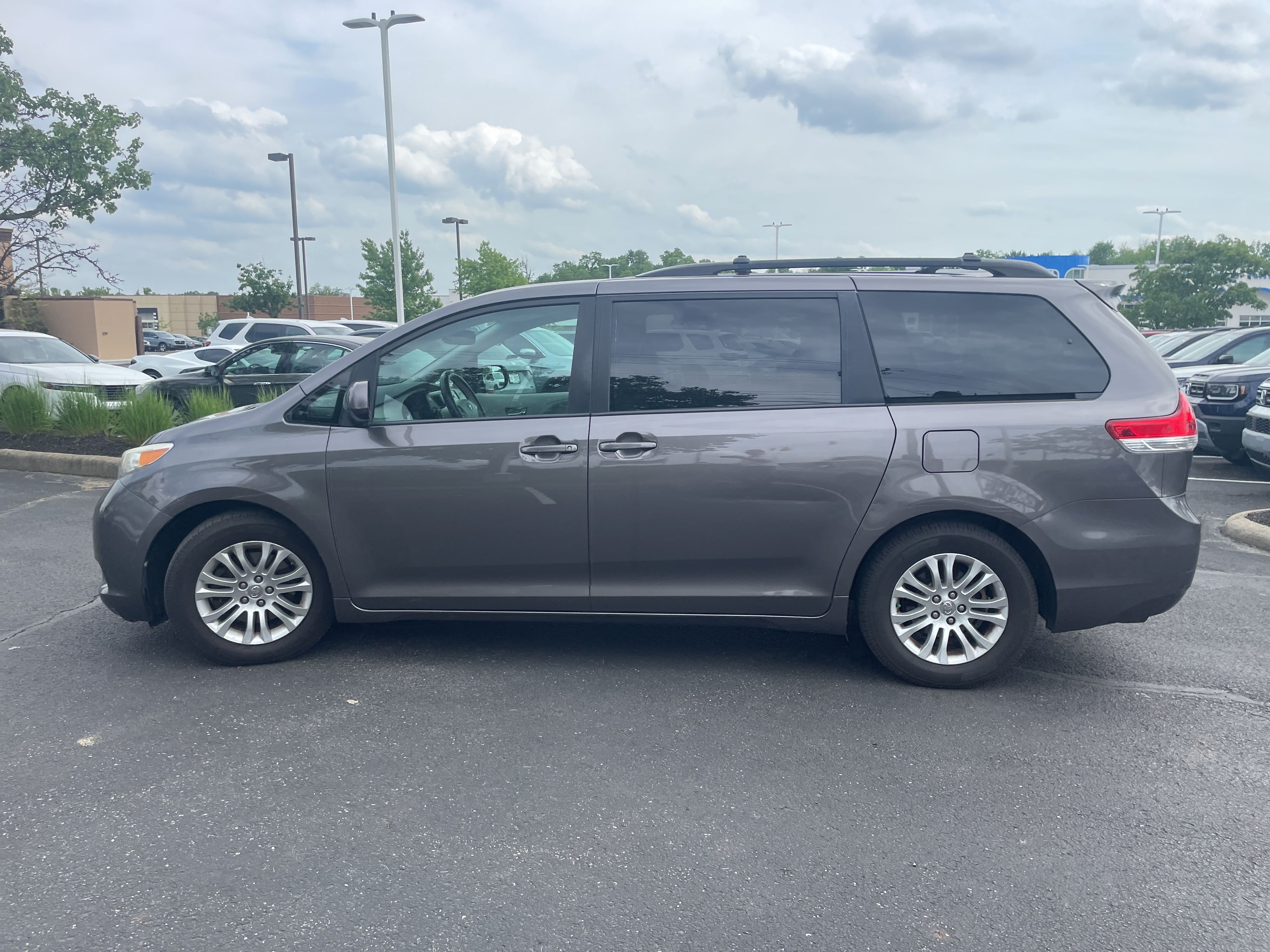 2013 Toyota Sienna XLE 7-Passenger Auto Access Se photo