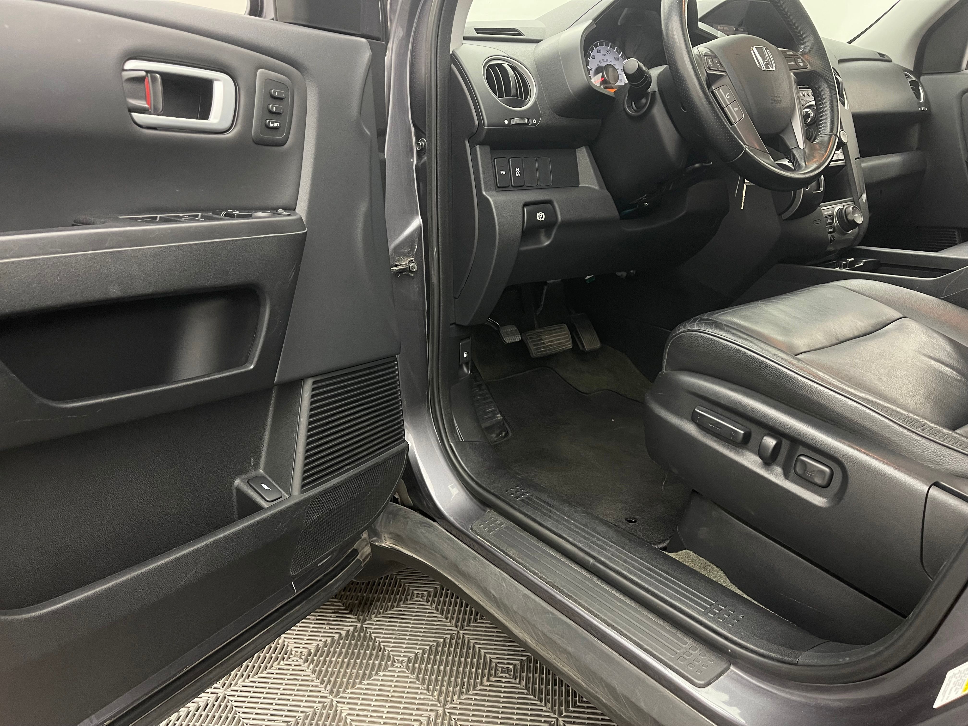 Used 2015 Modern Steel Metallic Honda Touring image 17