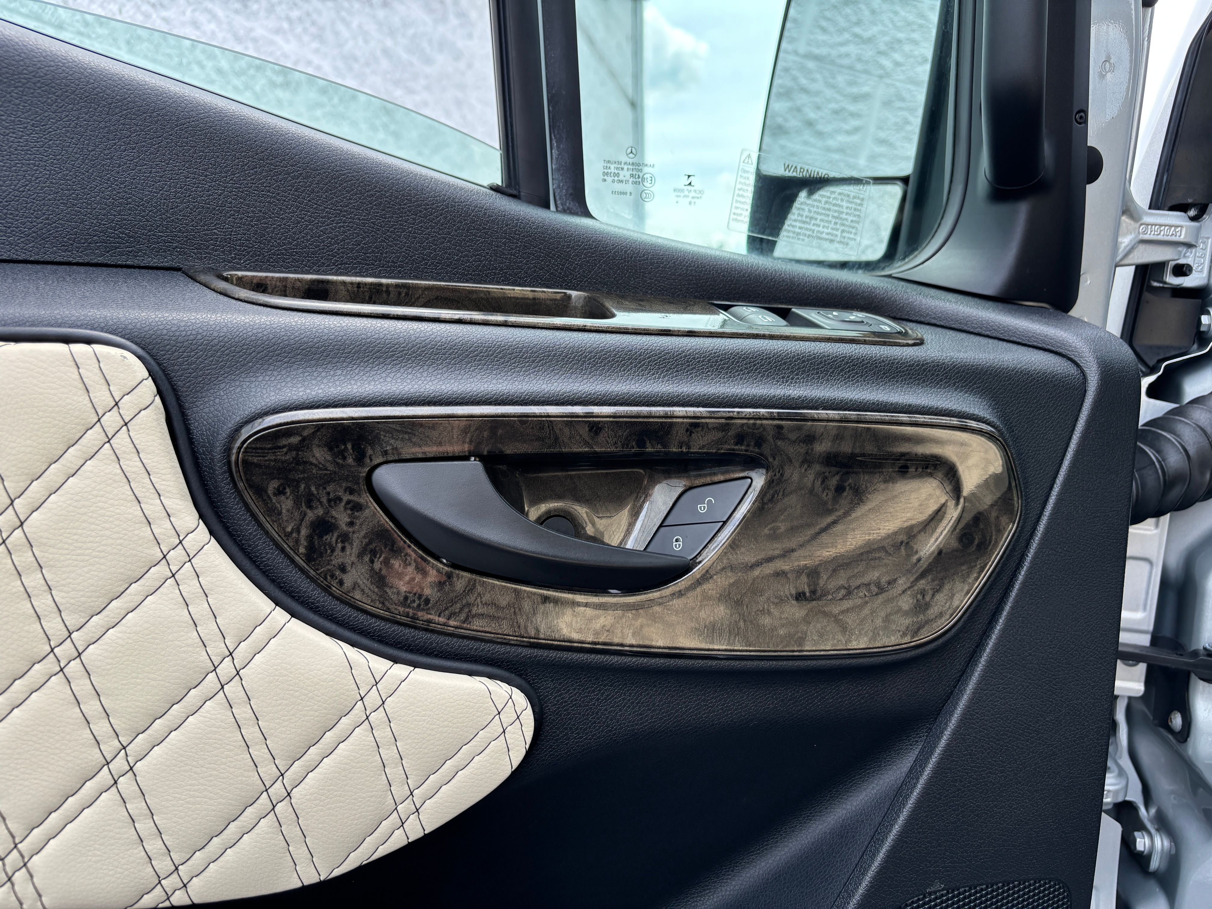 Used 2021 Silver Mercedes-Benz Discovery Cross Country image 19