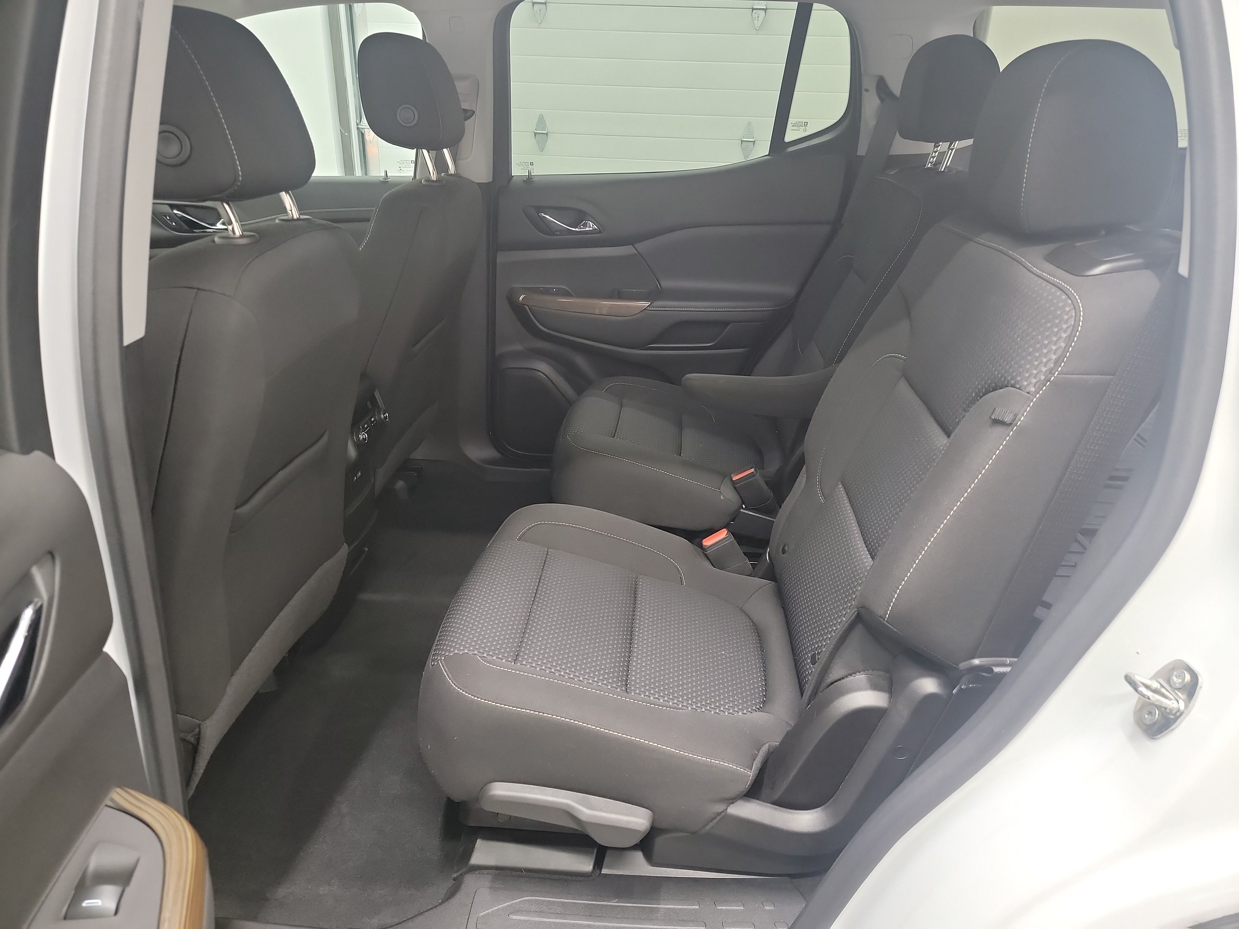 2022 GMC Acadia SLE photo
