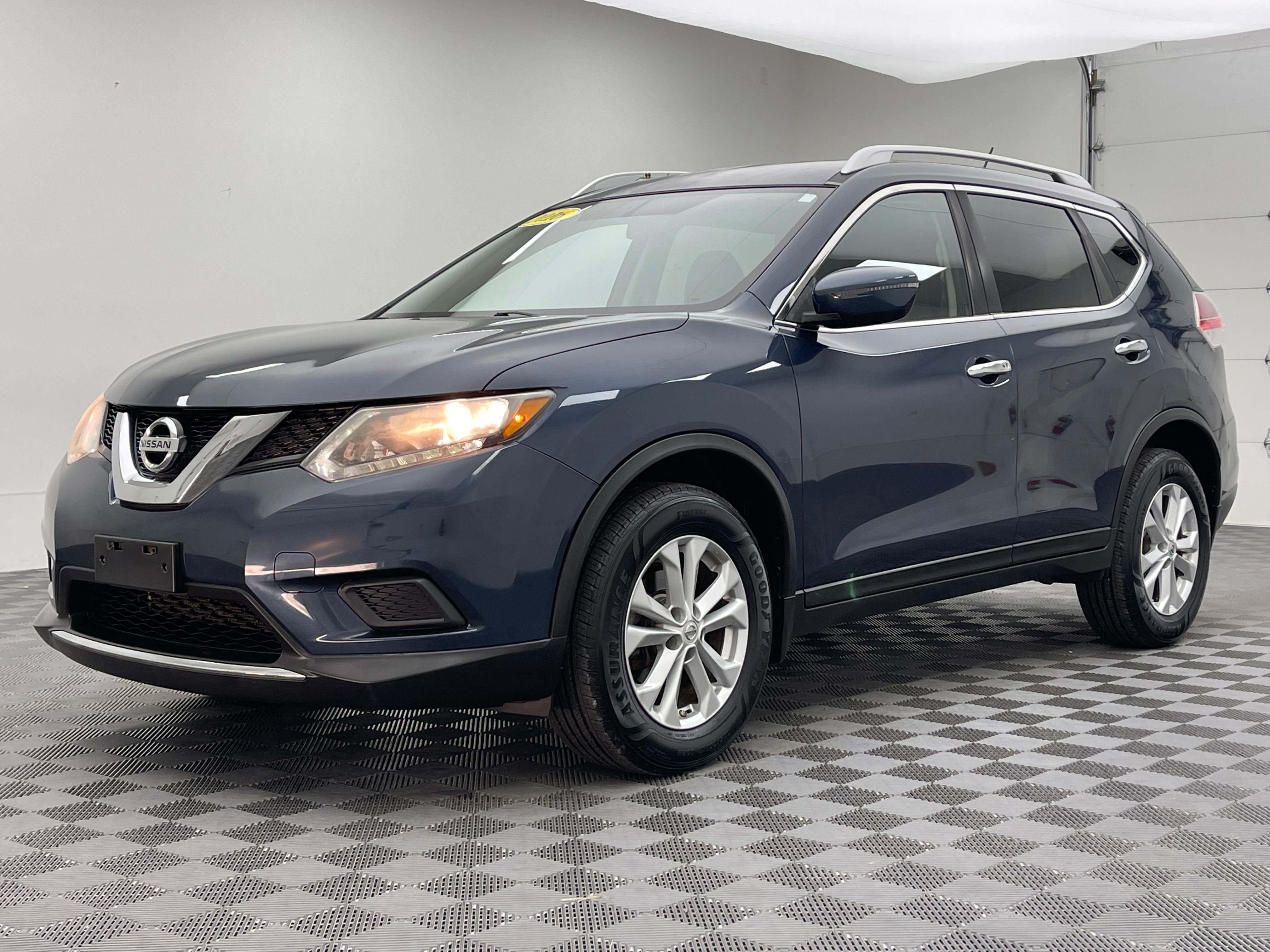 Used 2016 Arctic Blue Metallic Nissan SV image 2