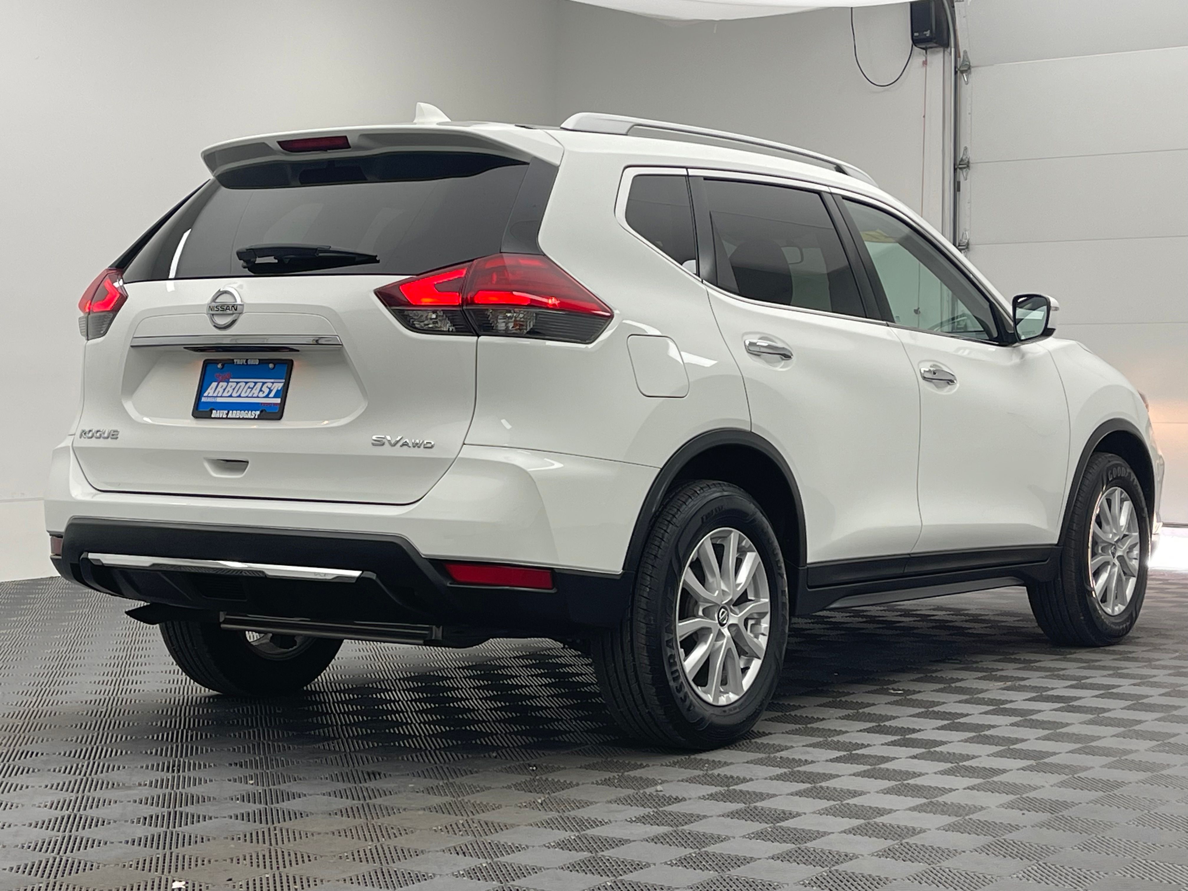 Used 2017 Glacier White Nissan SV image 7