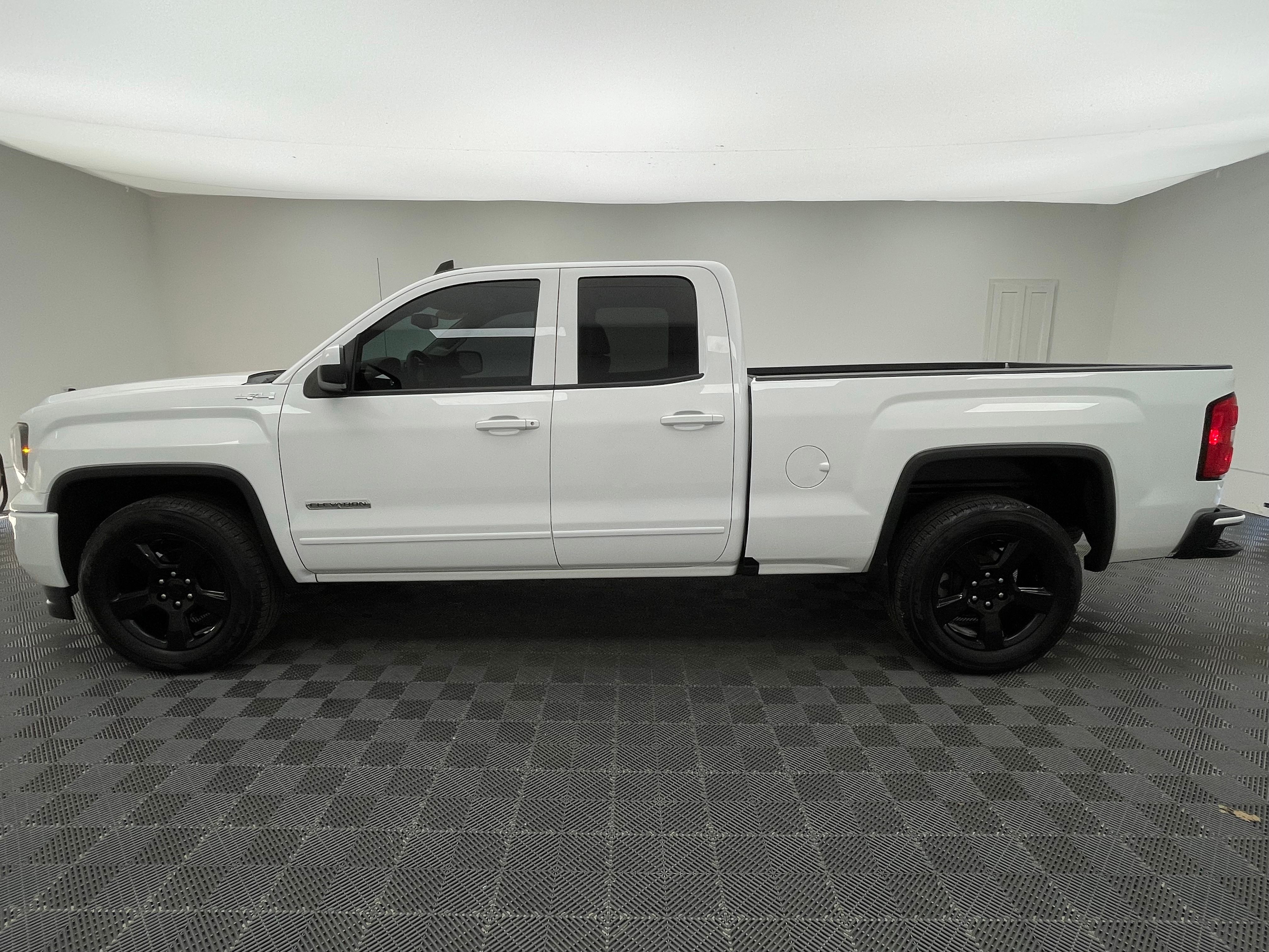 Used 2018 Summit White GMC Base image 10