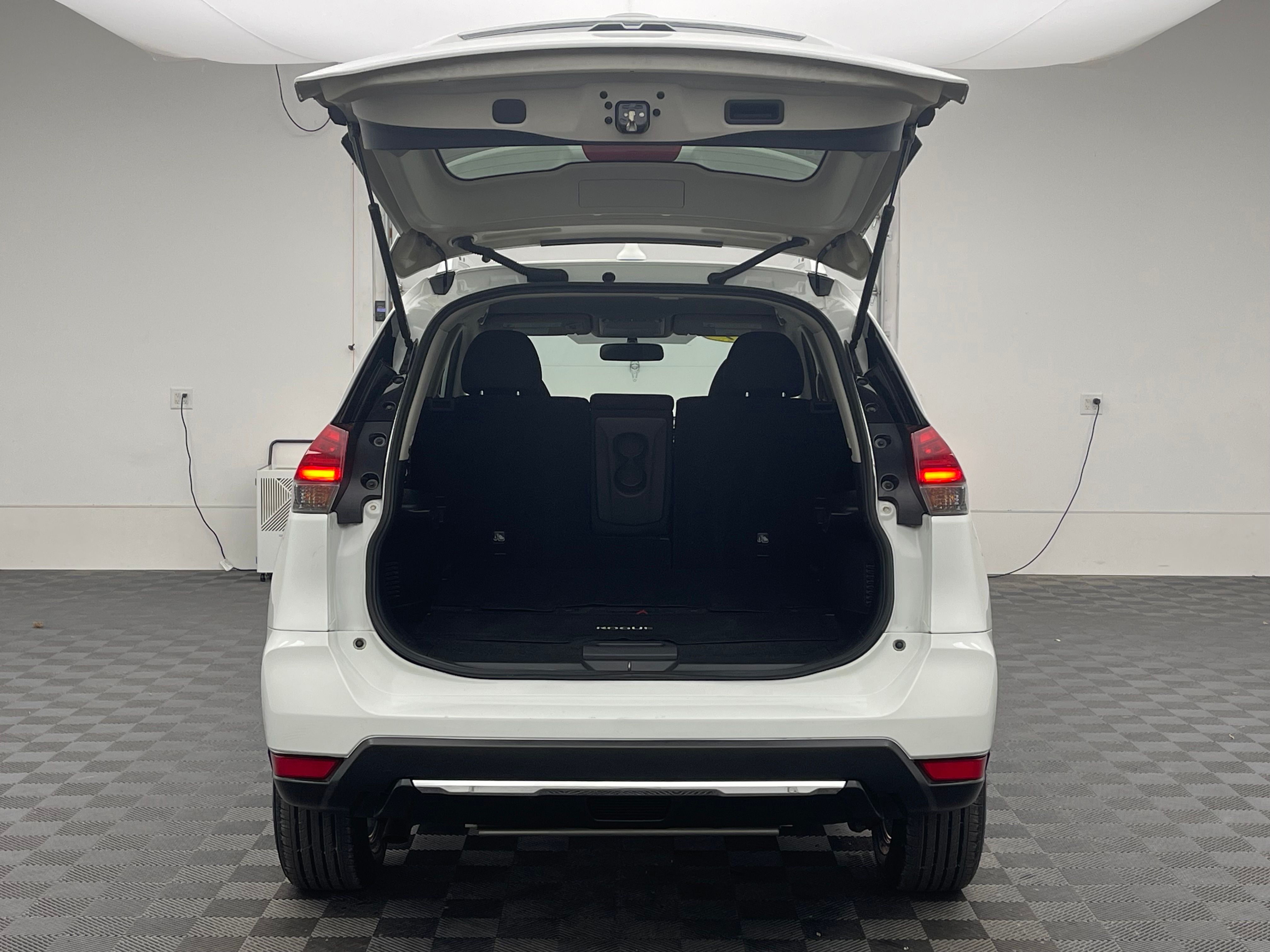 Used 2017 Glacier White Nissan SV image 9