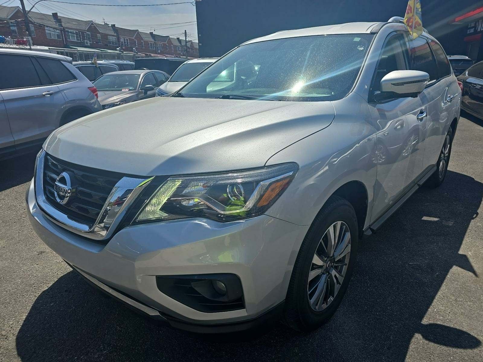 2019 Nissan Pathfinder SL photo