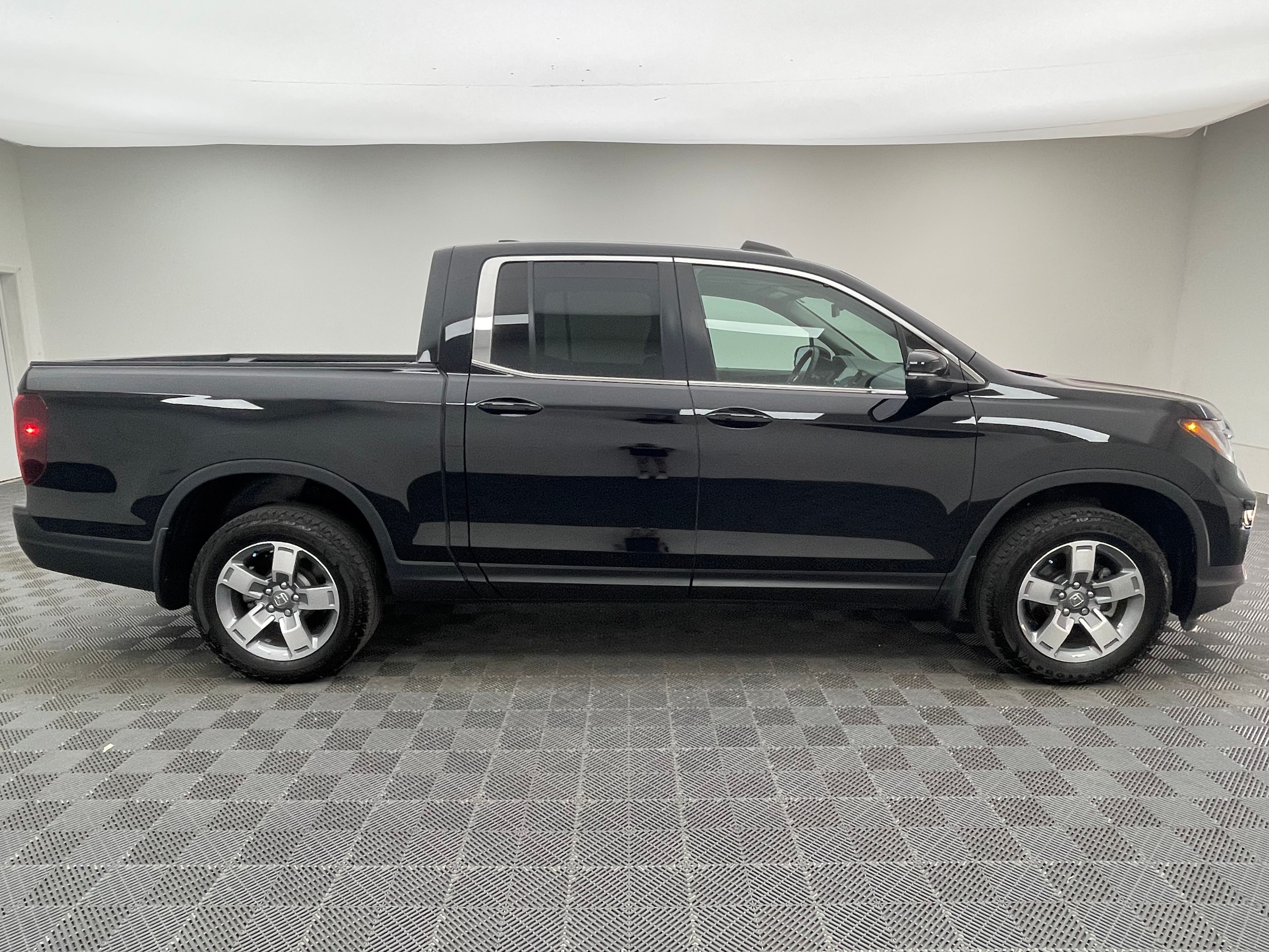 Used 2025 Crystal Black Pearl Honda RTL image 6