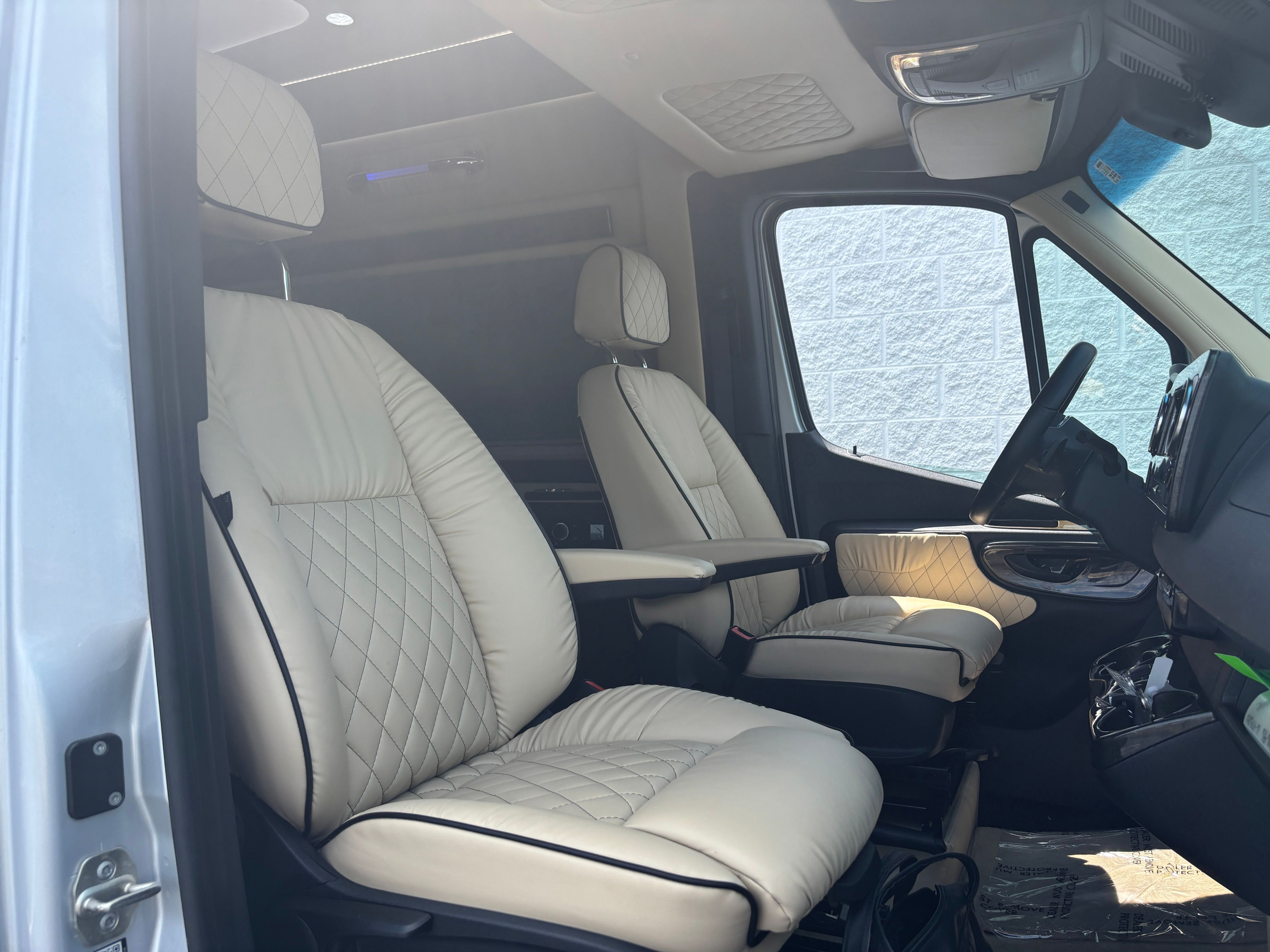Used 2021 Silver Mercedes-Benz Midwest Luxe Cruiser image 26