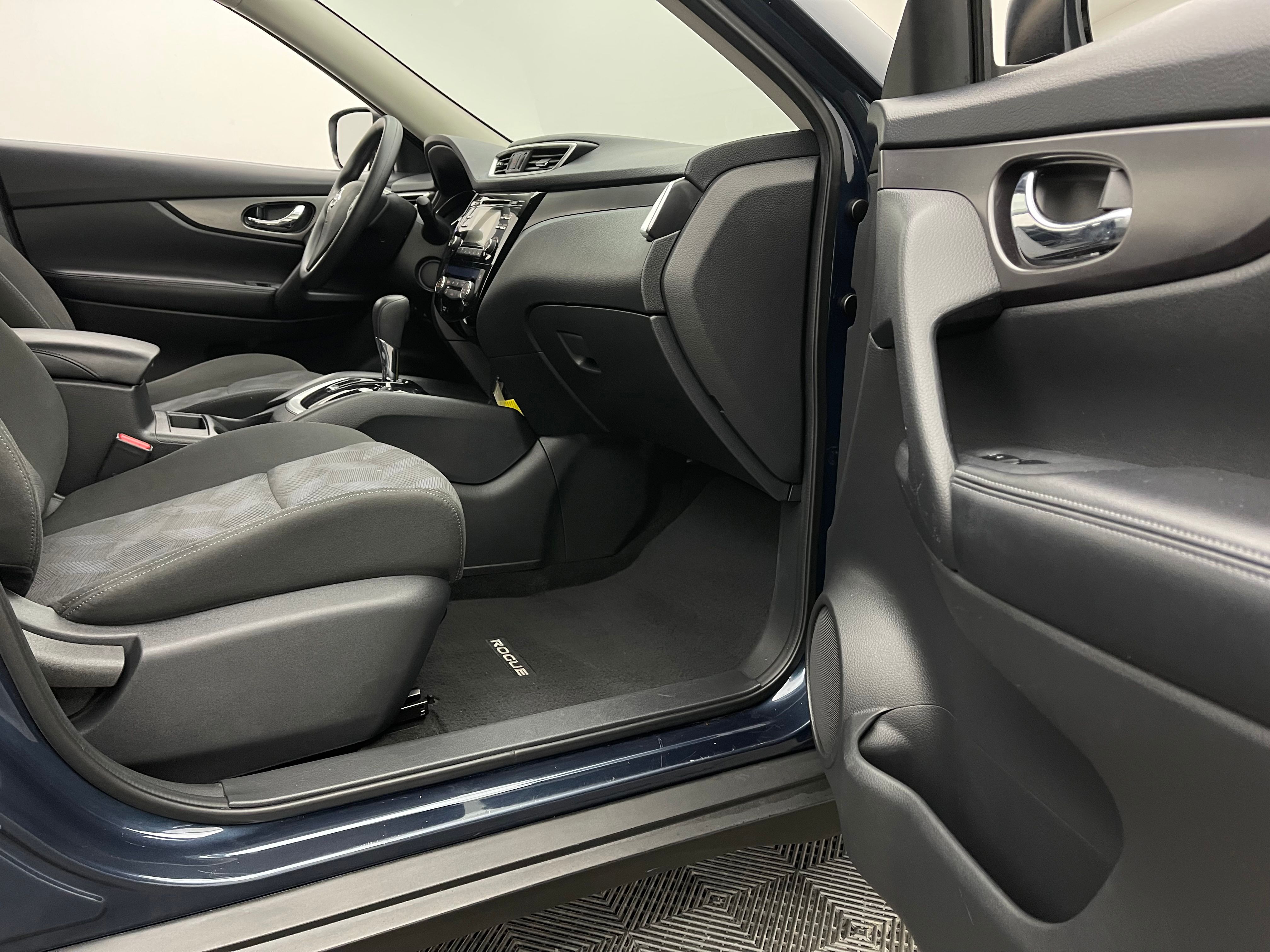 Used 2016 Arctic Blue Metallic Nissan SV image 29