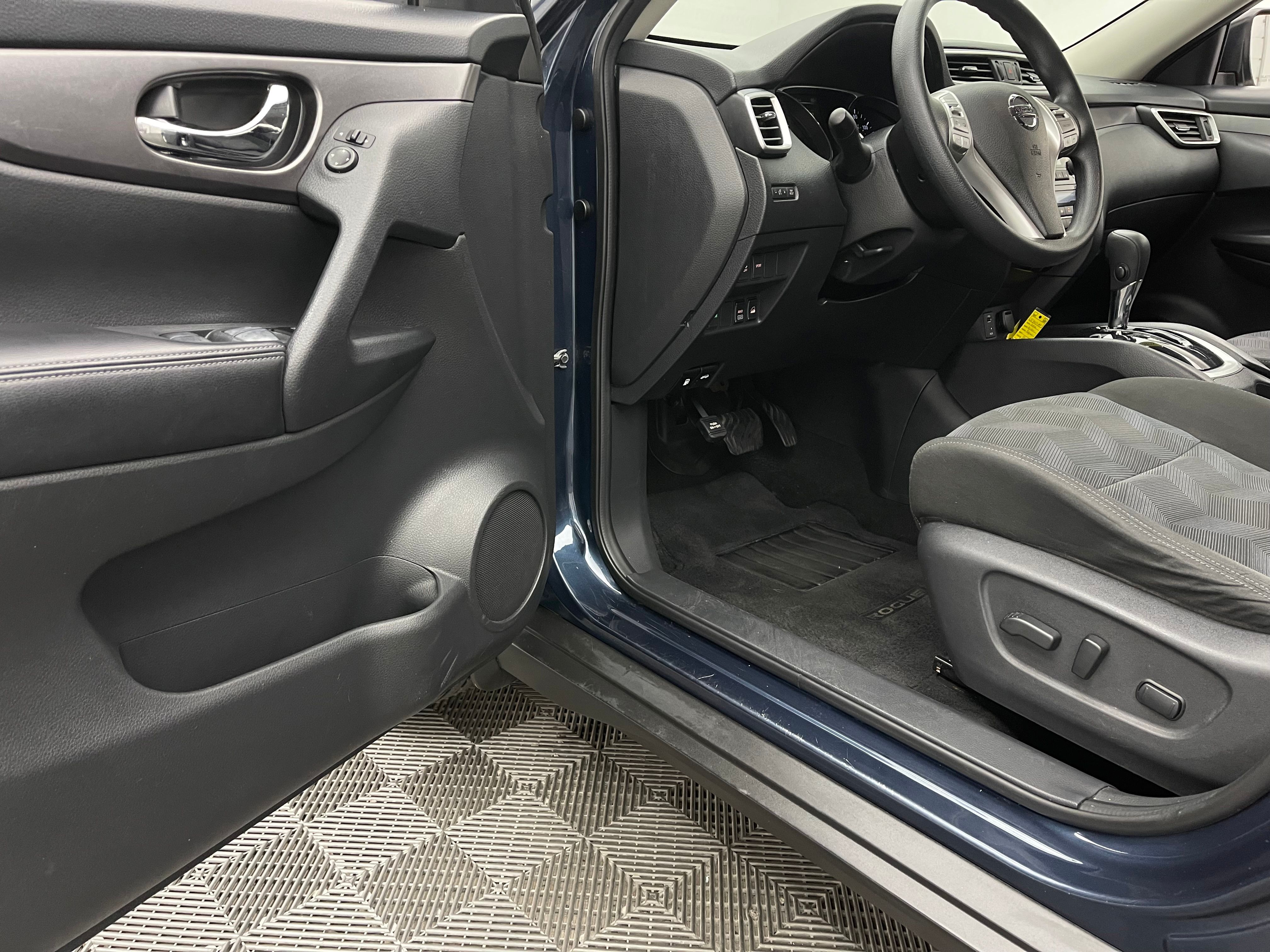 Used 2016 Arctic Blue Metallic Nissan SV image 13