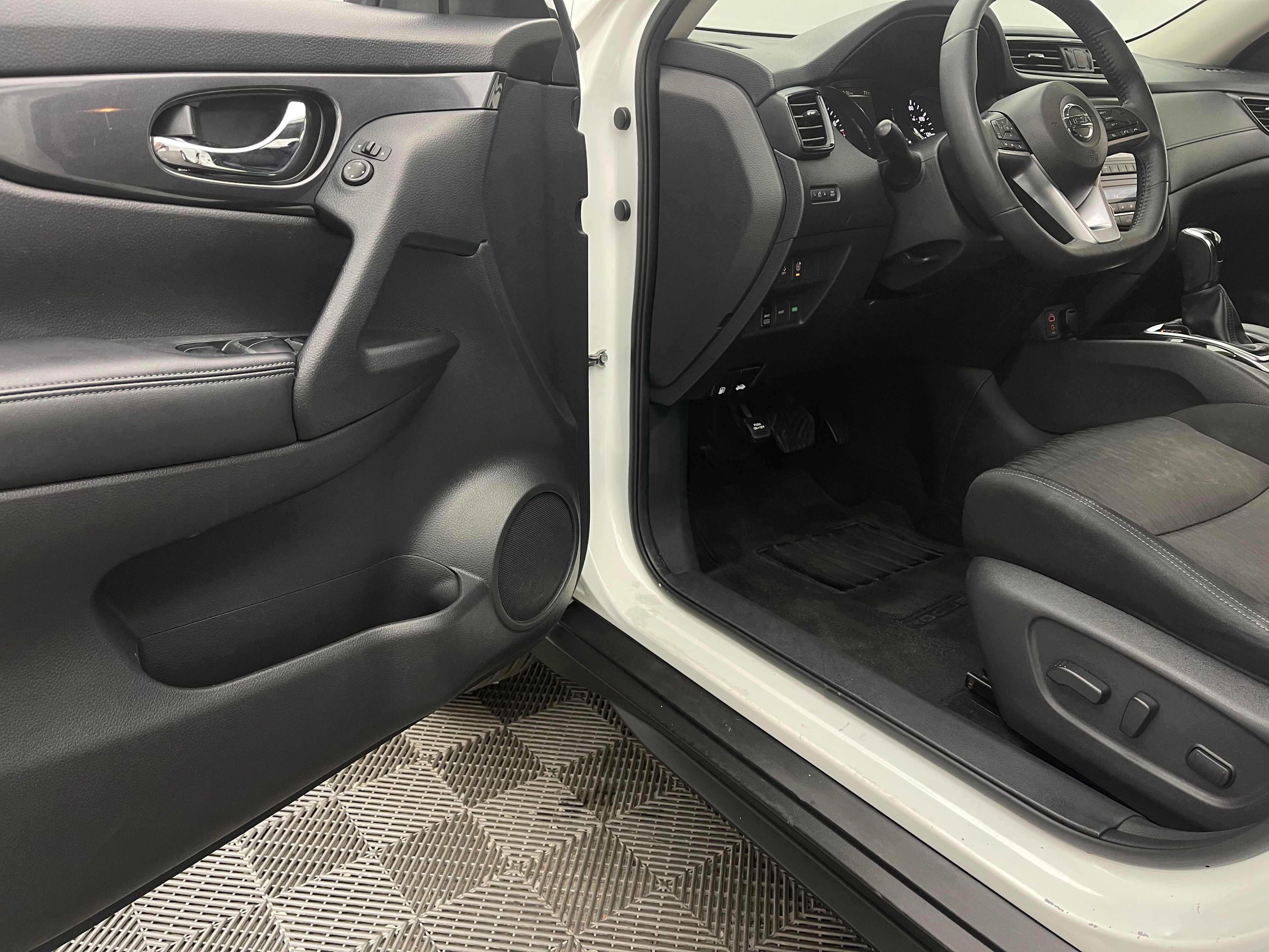 Used 2017 Glacier White Nissan SV image 14