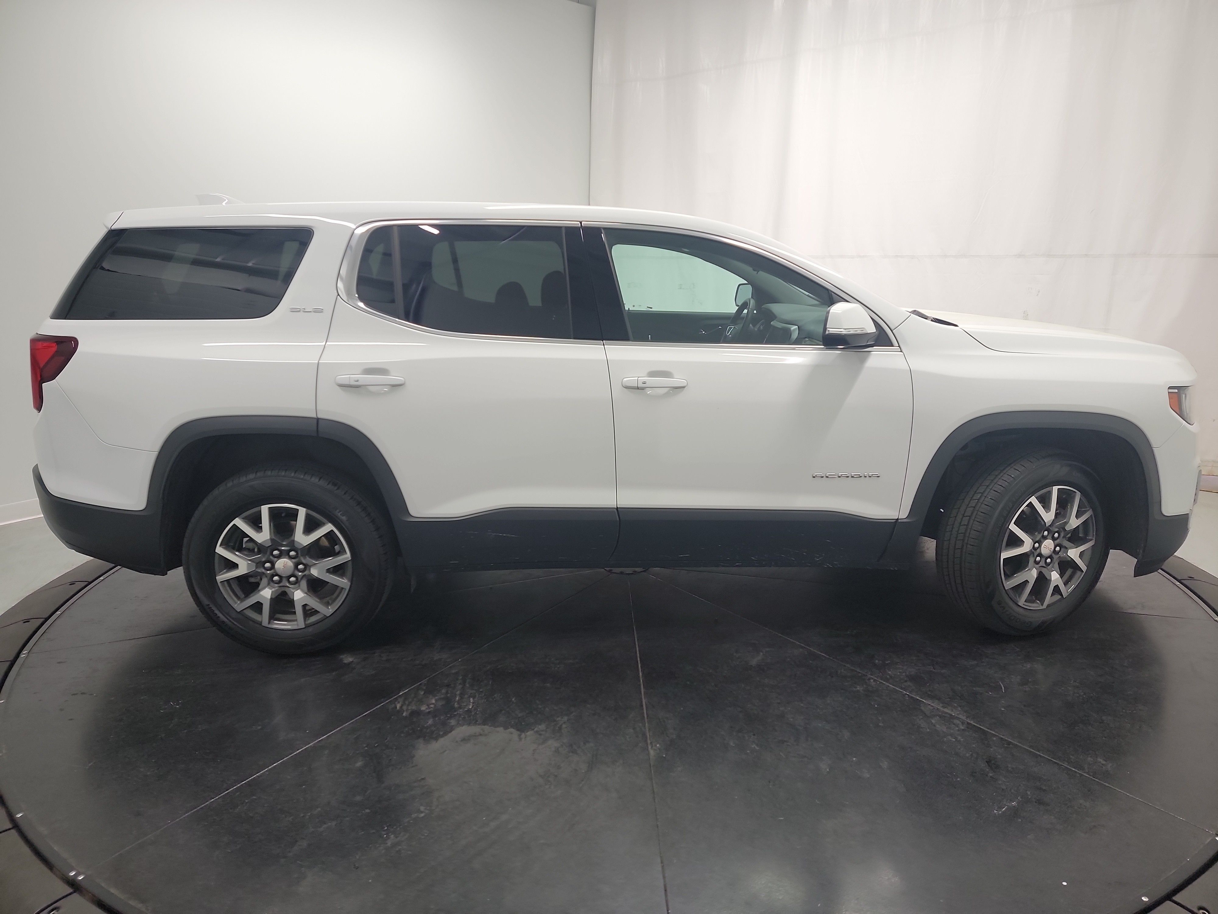 2022 GMC Acadia SLE photo