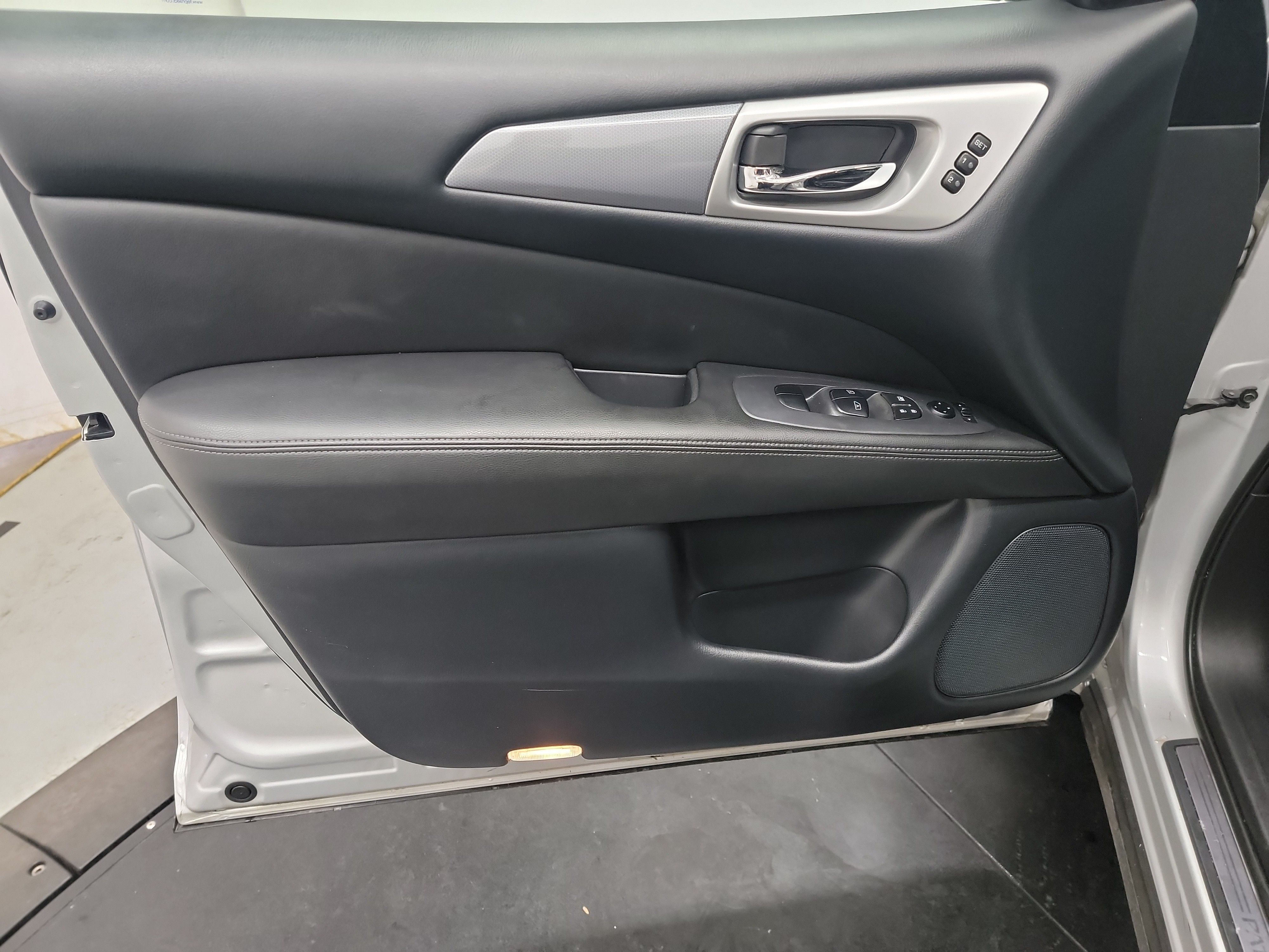 2019 Nissan Pathfinder SL photo
