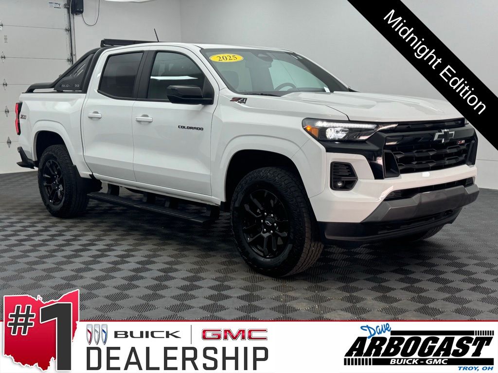 Summit White 2025 Chevrolet Colorado Pickup Truck Four-Wheel Drive 8-Speed Automatic