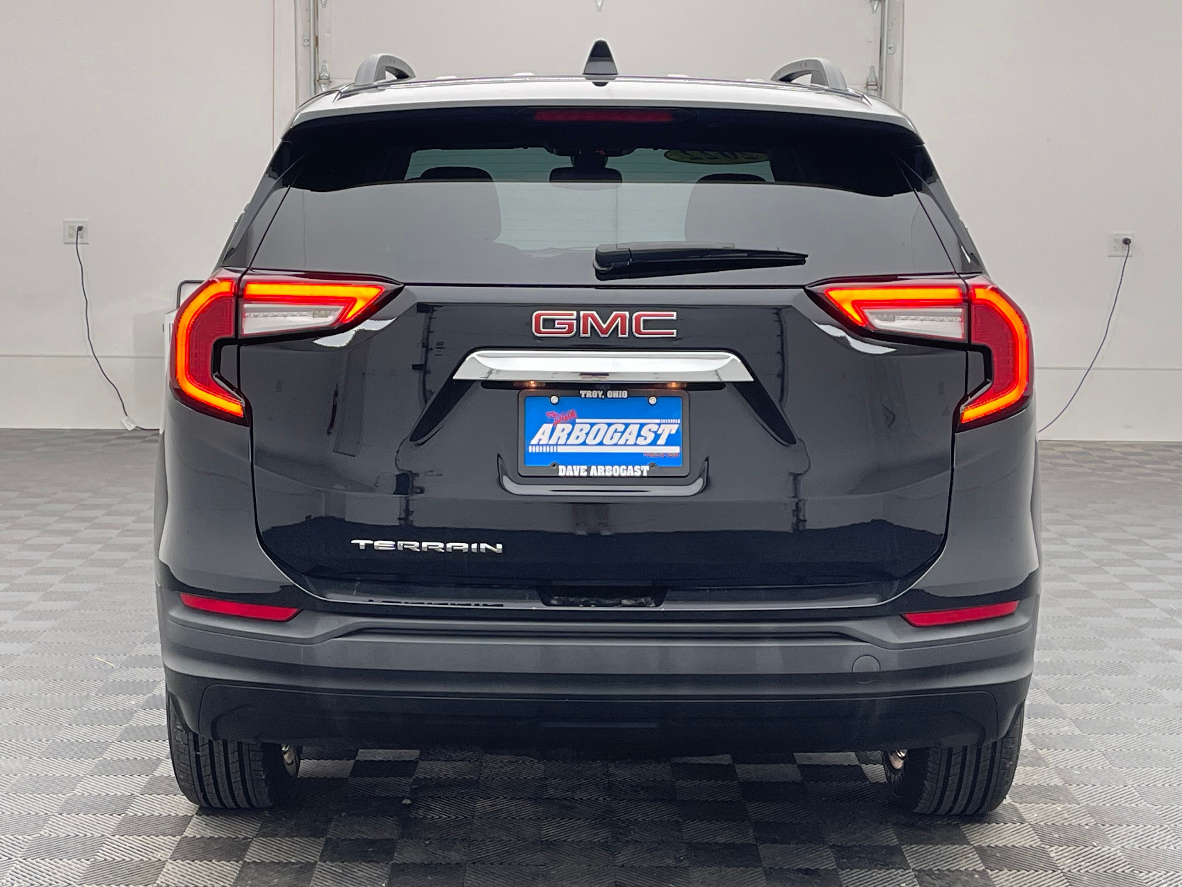 Used 2022 Ebony Twilight Metallic GMC SLE image 8