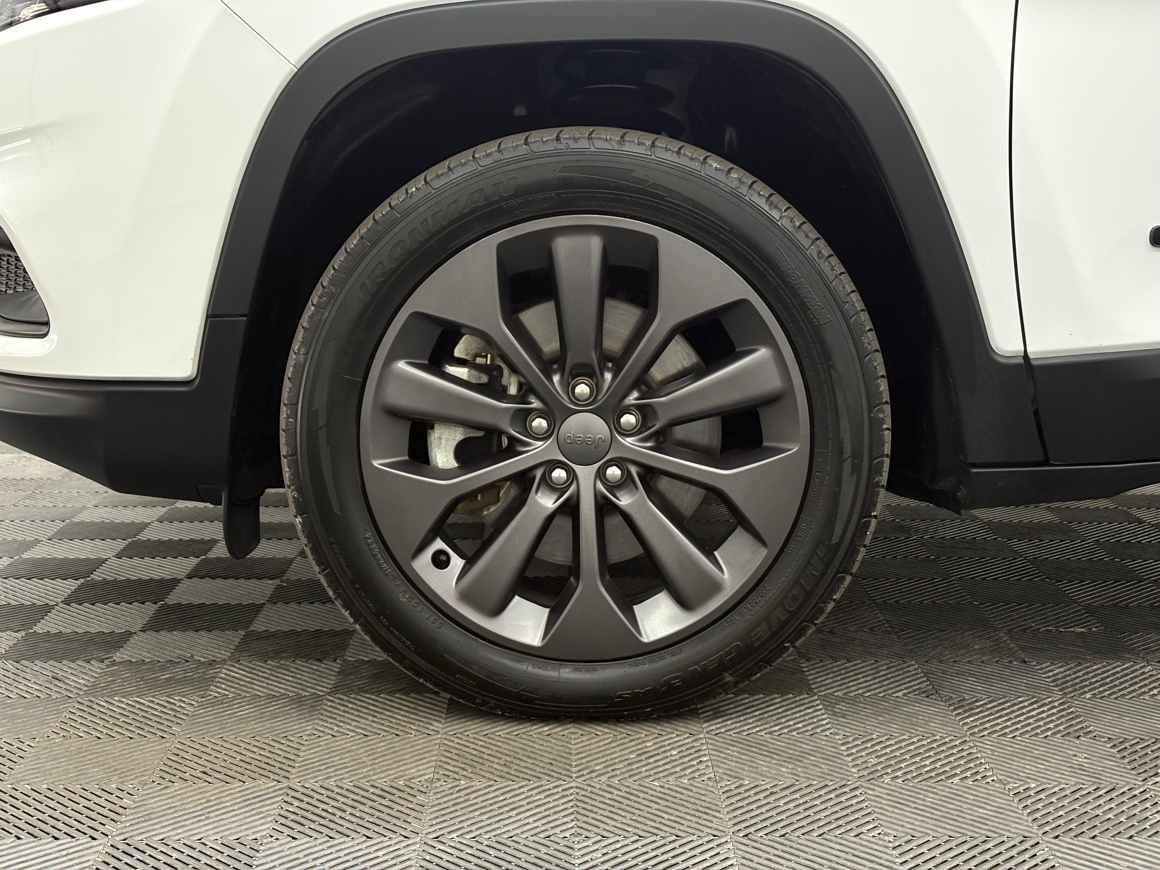 Used 2021 Bright White Clearcoat Jeep Latitude Lux image 15