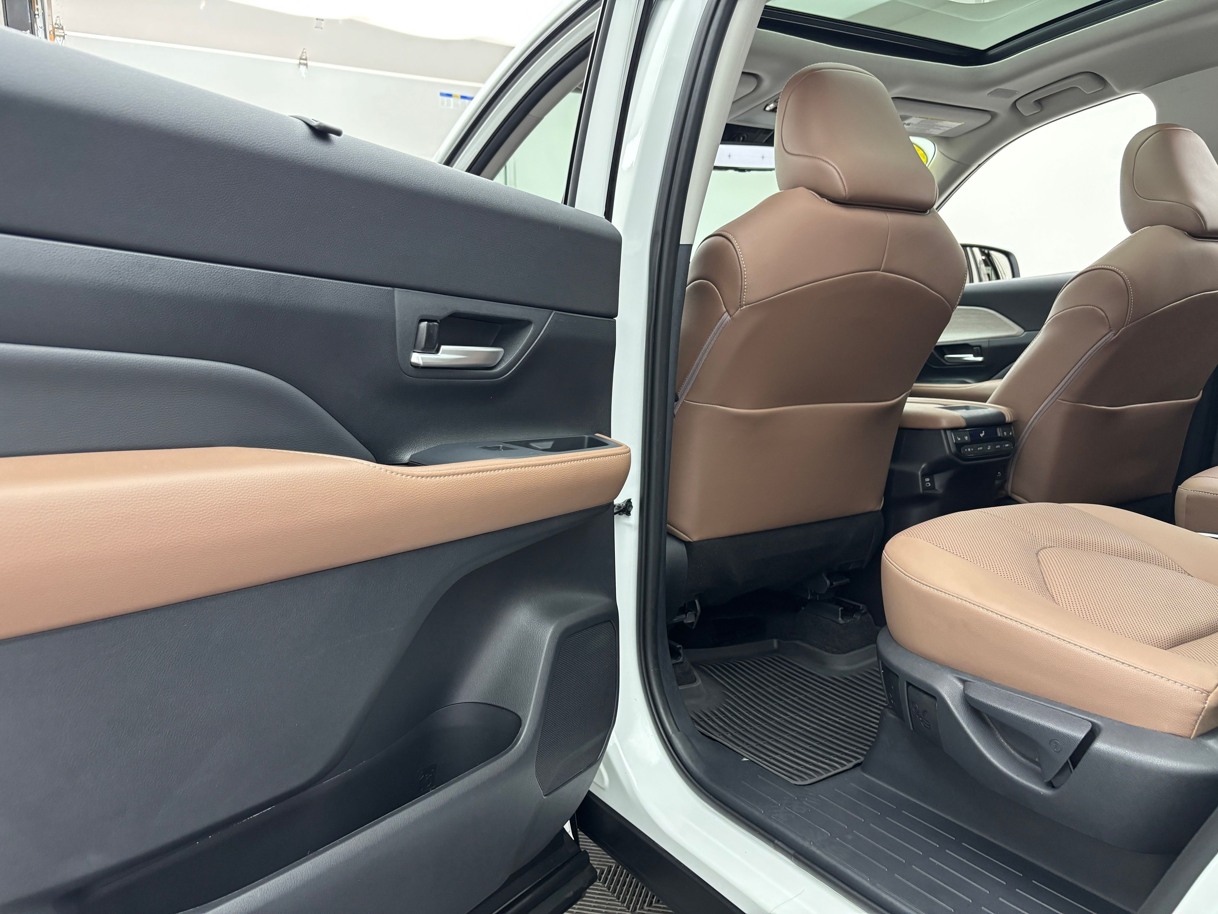 Used 2025 Pearl Toyota Platinum image 43