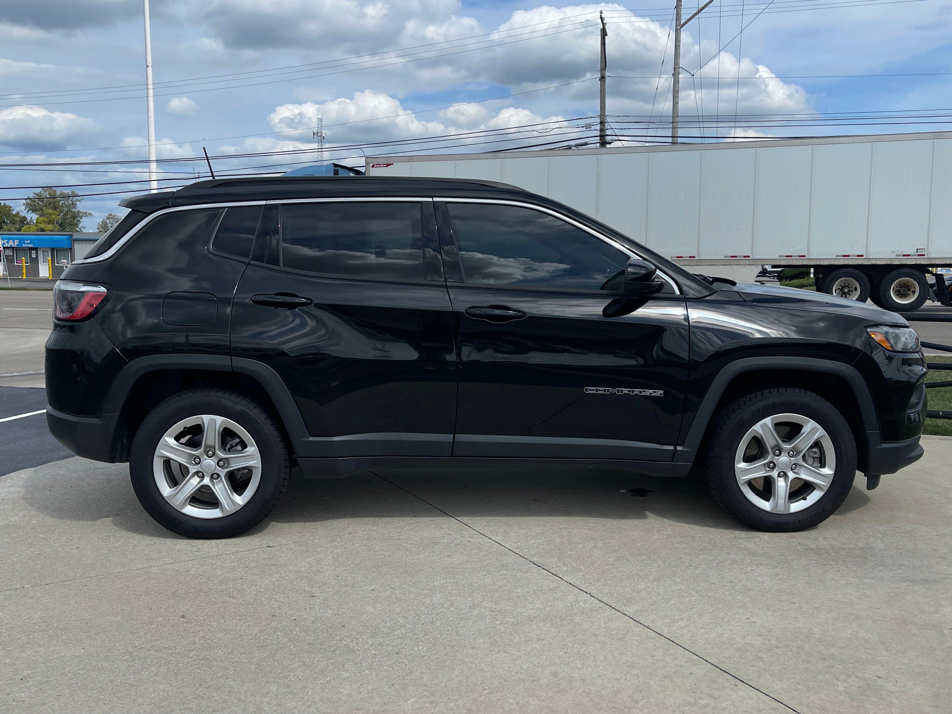 Used 2023 Diamond Black Crystal Pearlcoat Jeep Latitude image 8