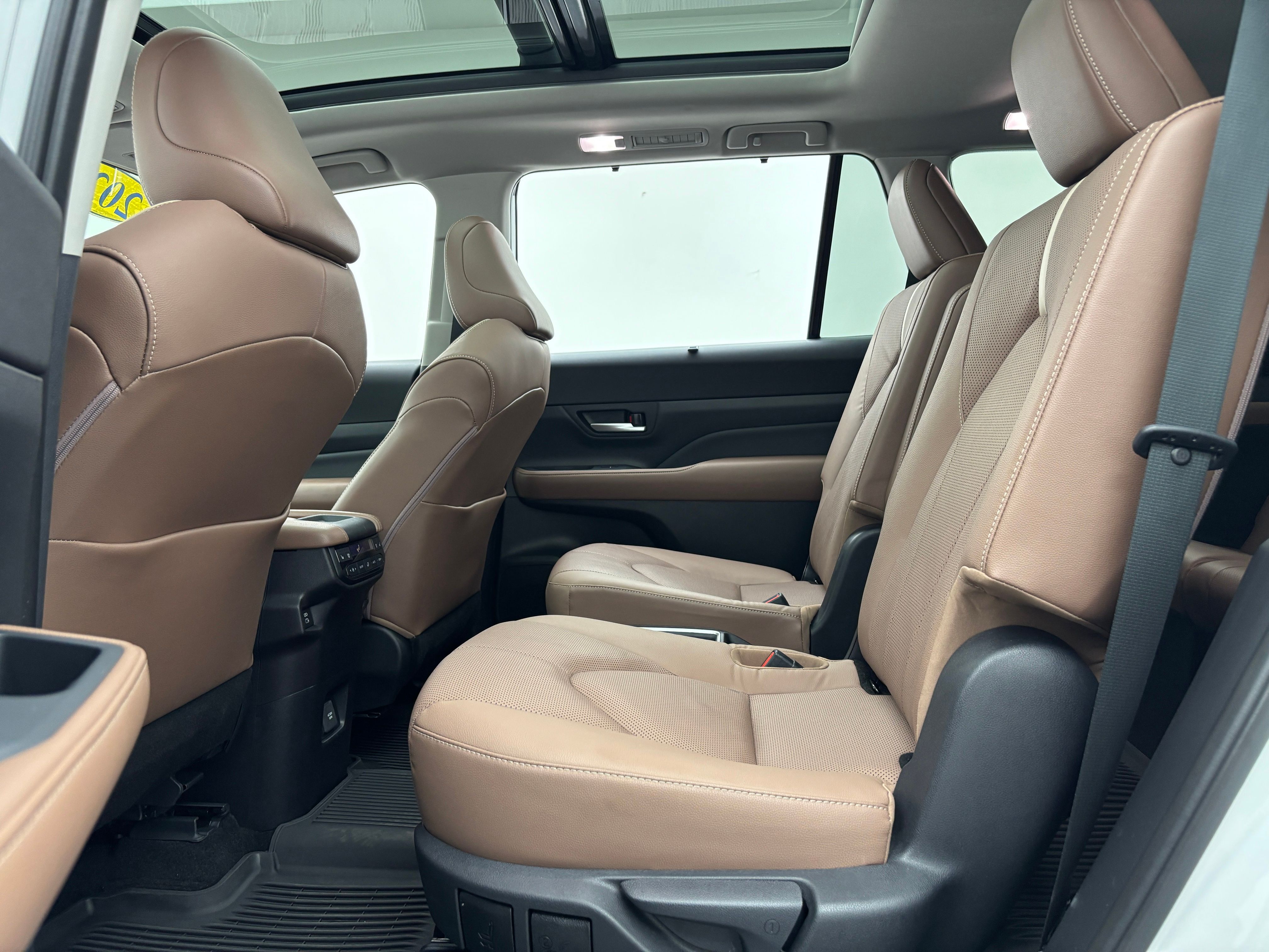 Used 2025 Pearl Toyota Platinum image 44