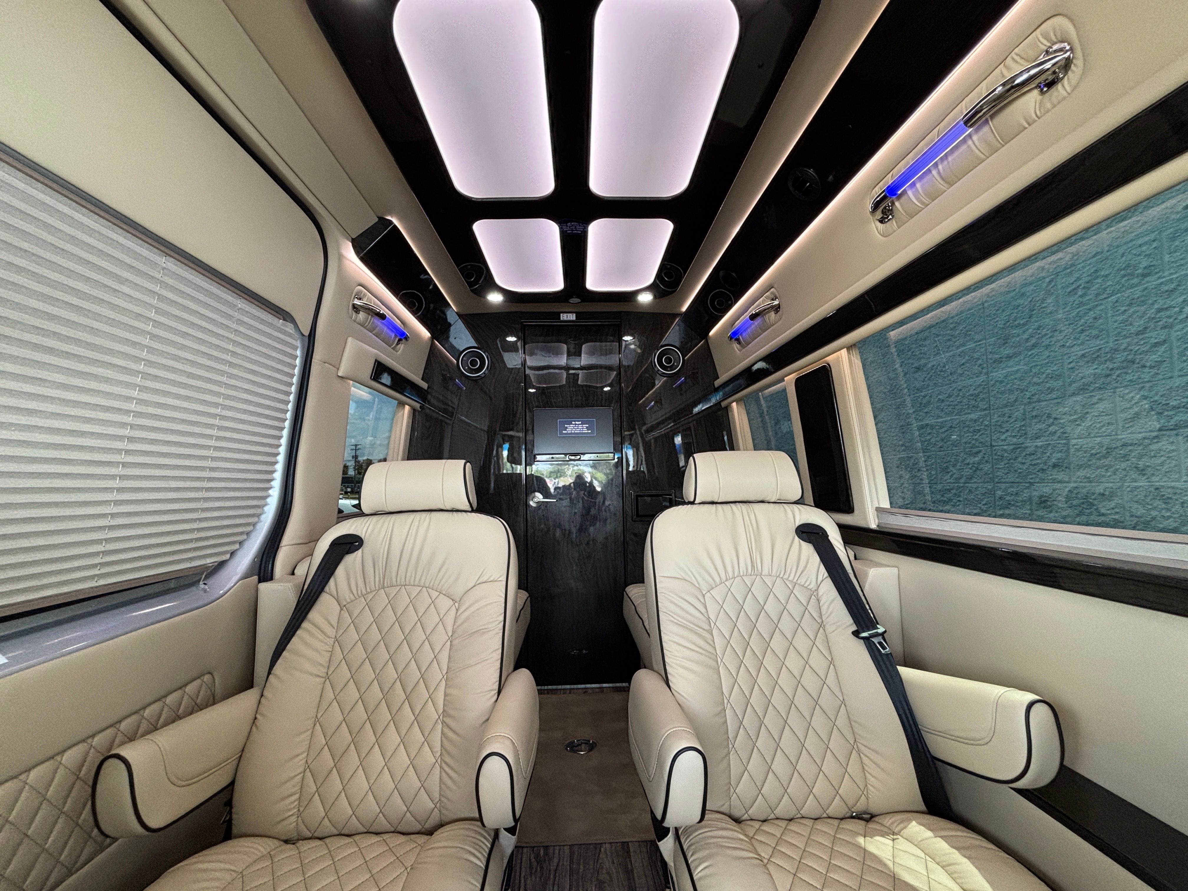 Used 2021 Silver Mercedes-Benz Midwest Luxe Cruiser image 4