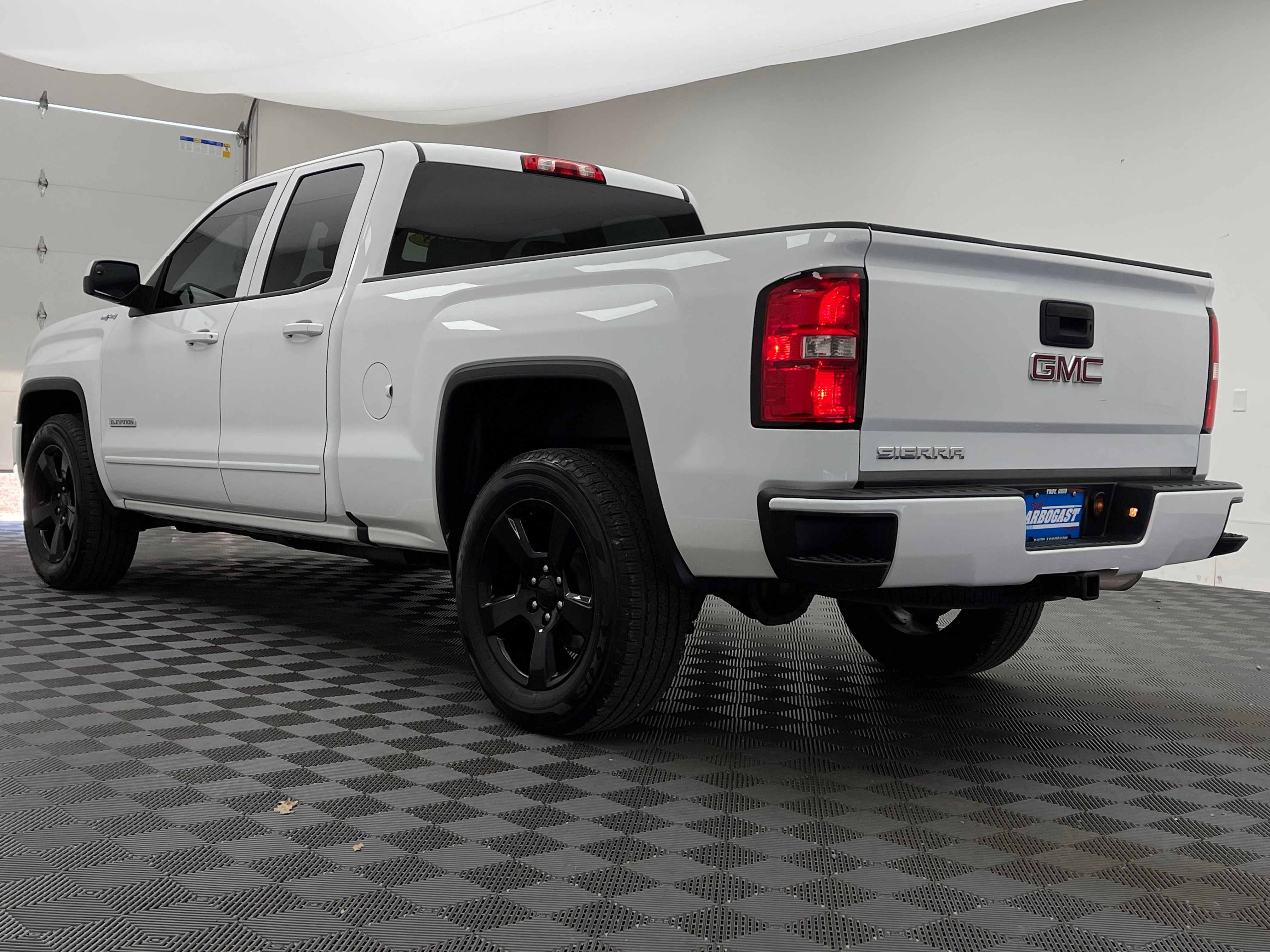 Used 2018 Summit White GMC Base image 9