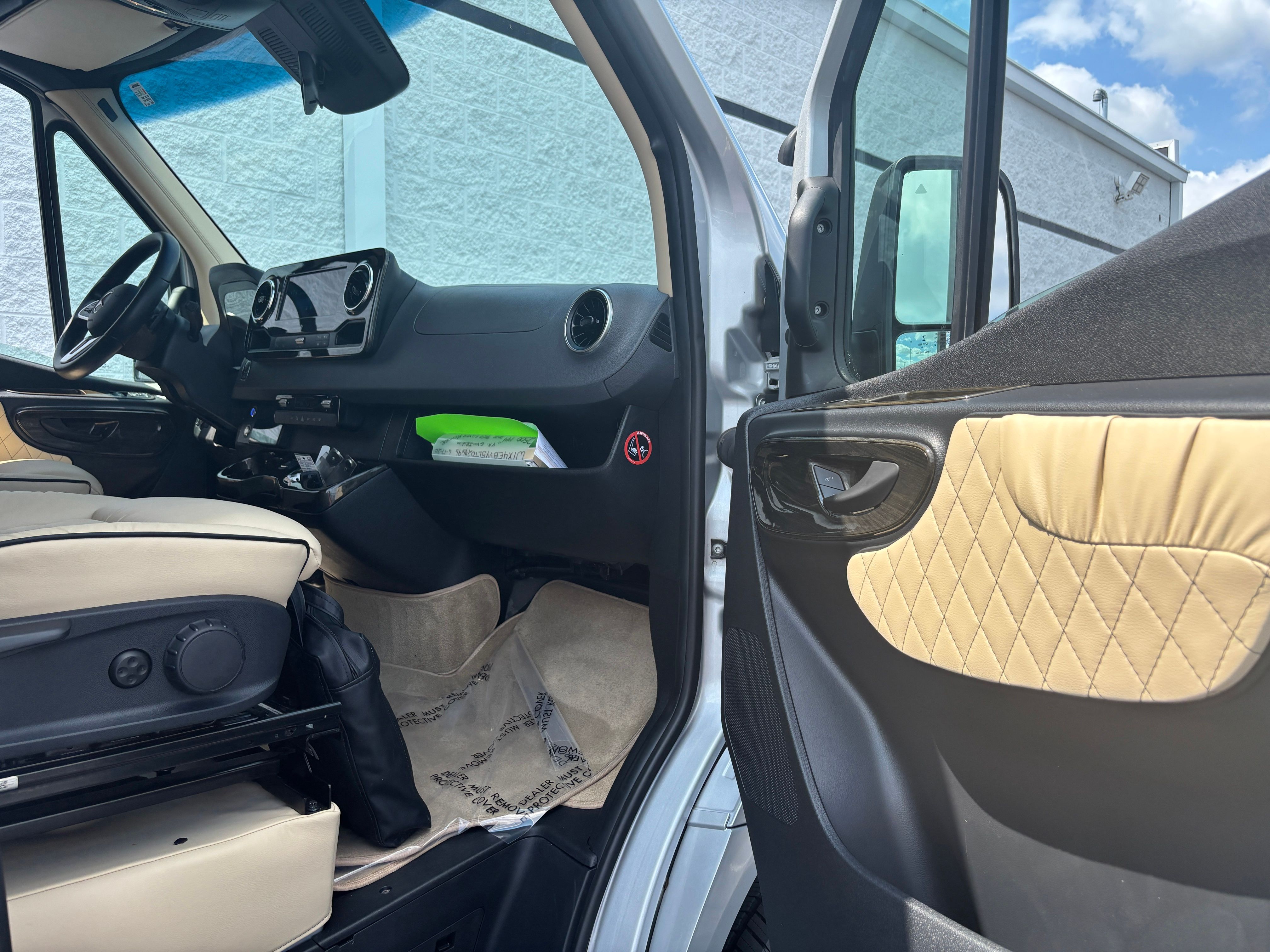 Used 2021 Silver Mercedes-Benz Midwest Luxe Cruiser image 23