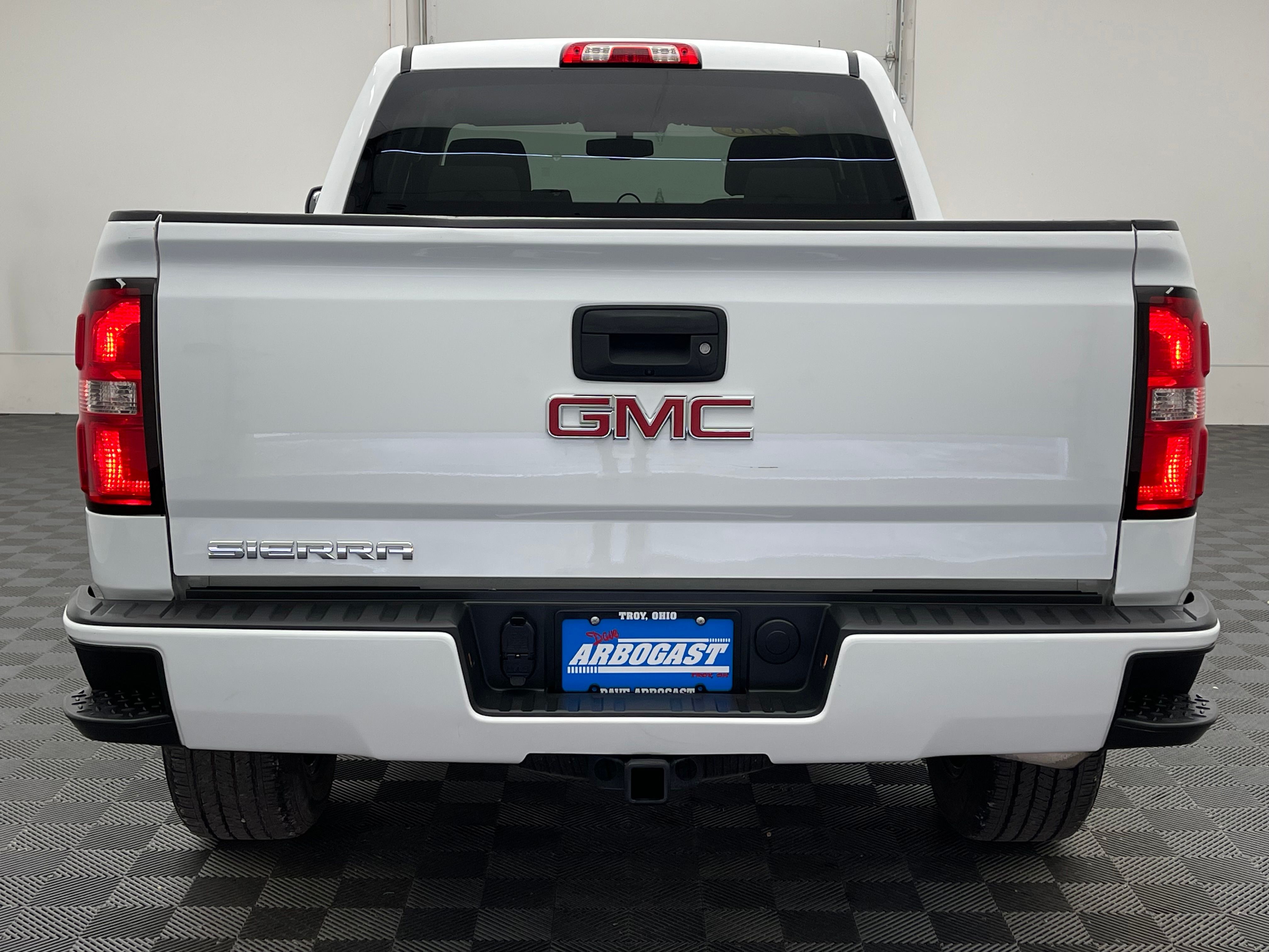 Used 2018 Summit White GMC Base image 7