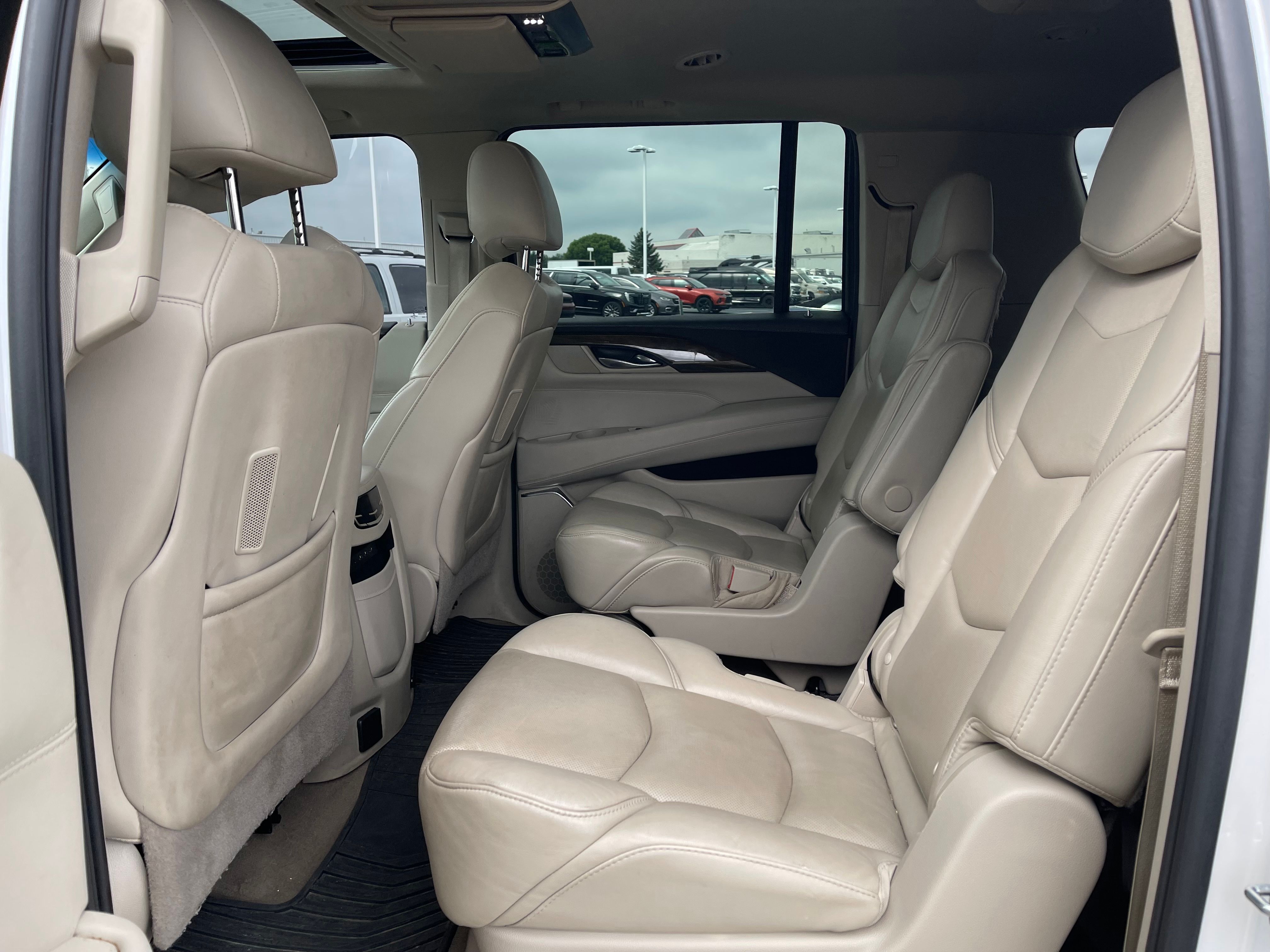 Used 2018 Crystal White Tricoat Cadillac Premium image 14