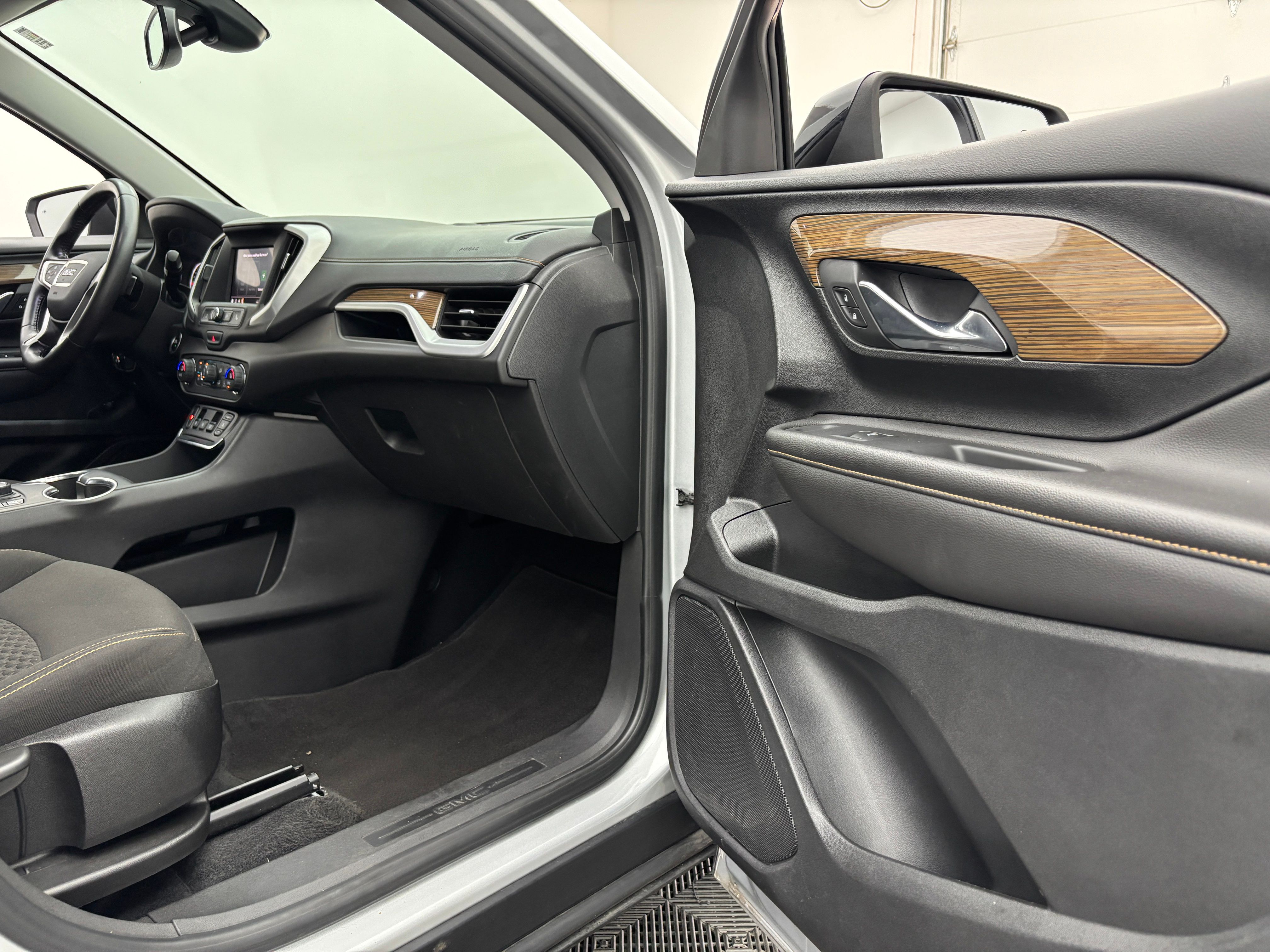 Used 2021 Quicksilver Metallic GMC SLE image 29