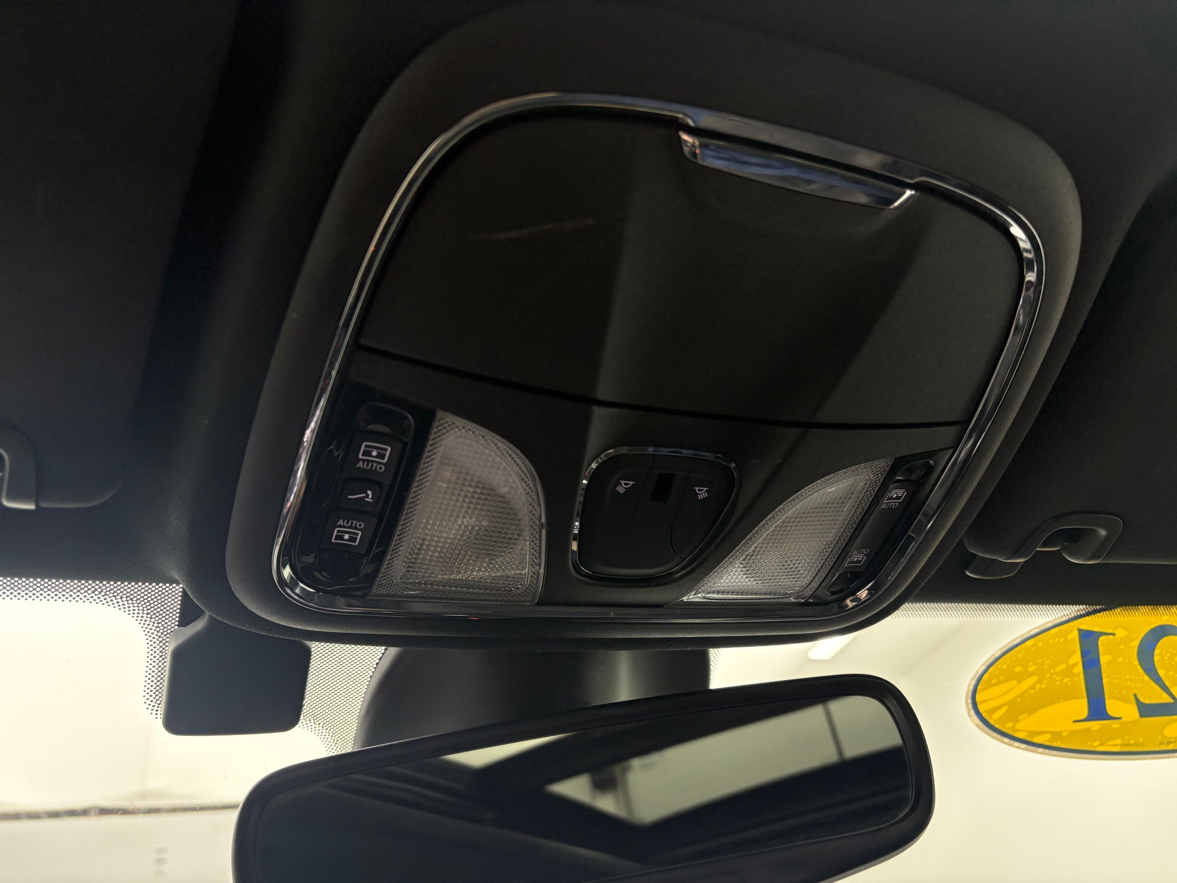 Used 2021 Bright White Clearcoat Jeep Latitude Lux image 24
