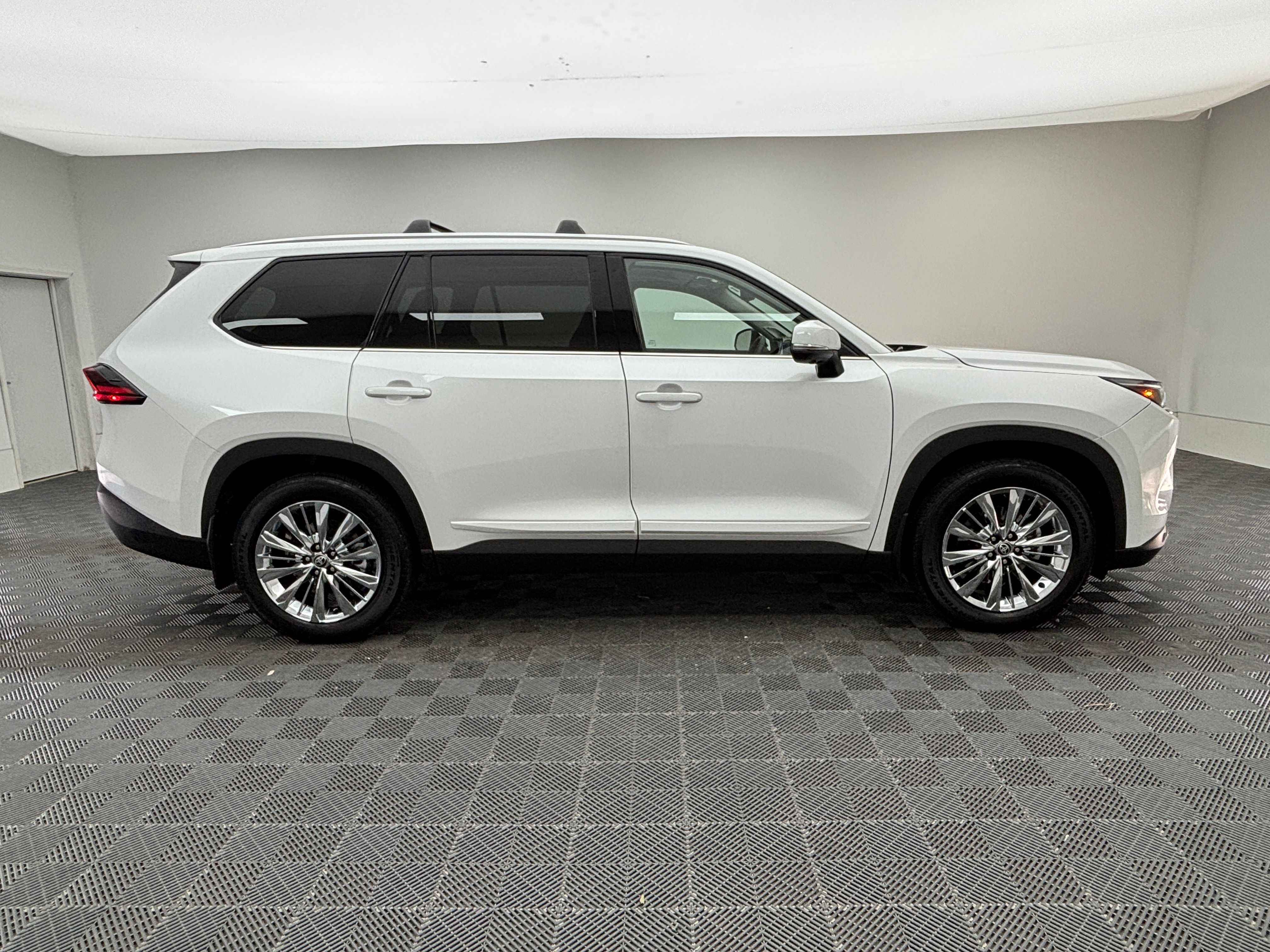 Used 2025 Pearl Toyota Platinum image 9
