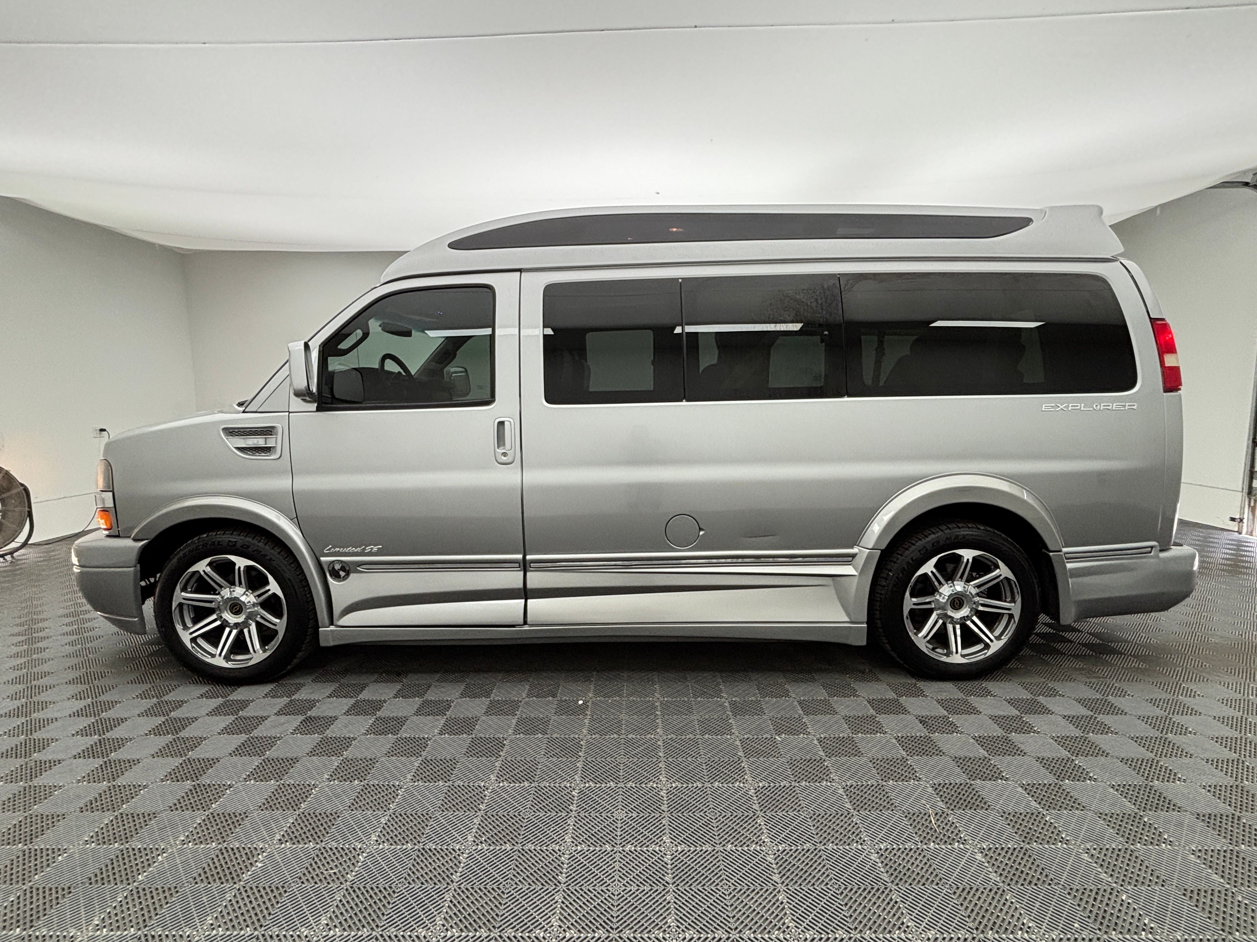 Used 2017 Silver Ice Metallic Chevrolet Explorer Limited SE image 15