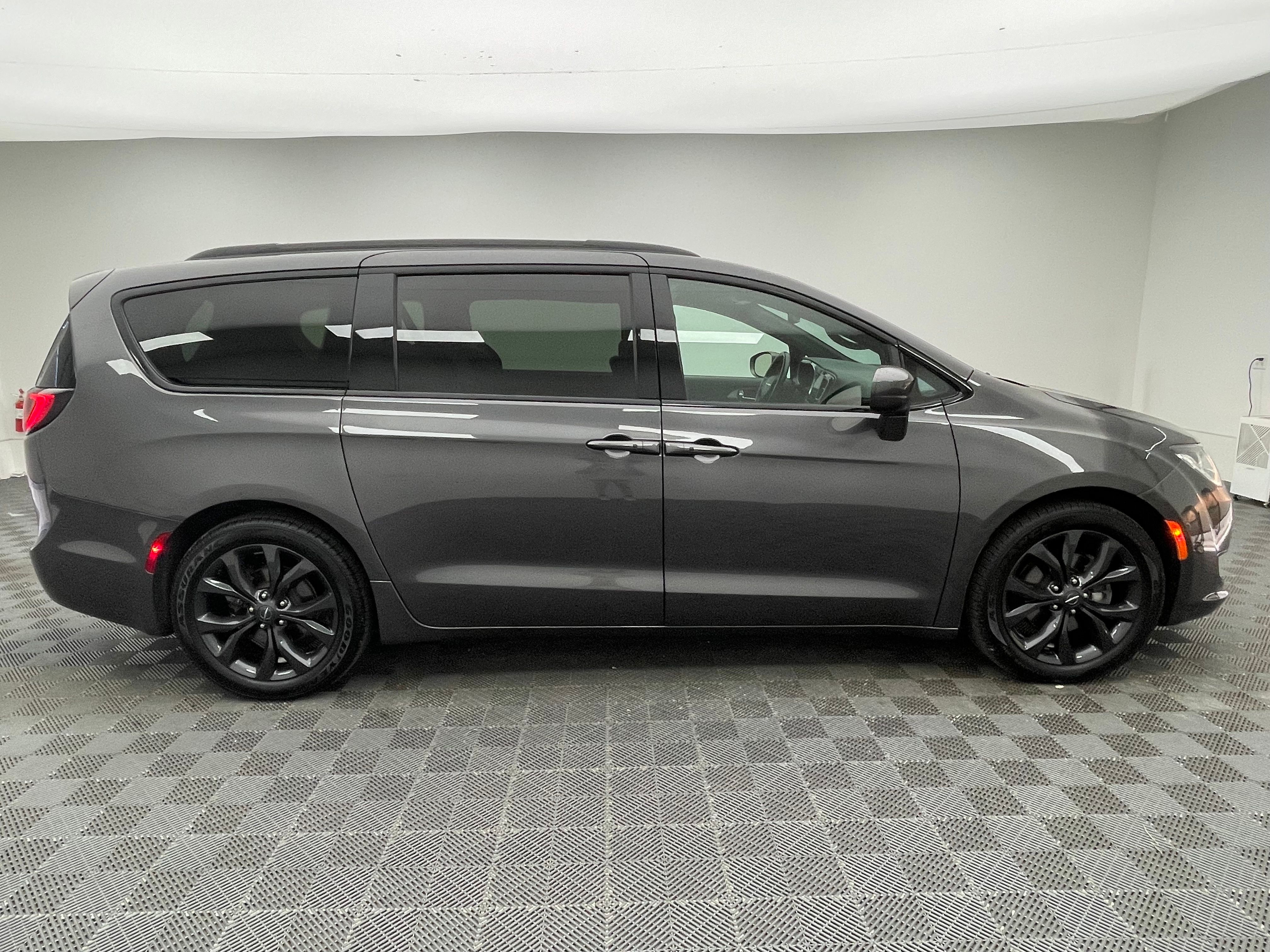 Used 2020 Granite Crystal Metallic Clearcoat Chrysler Touring L Plus image 7